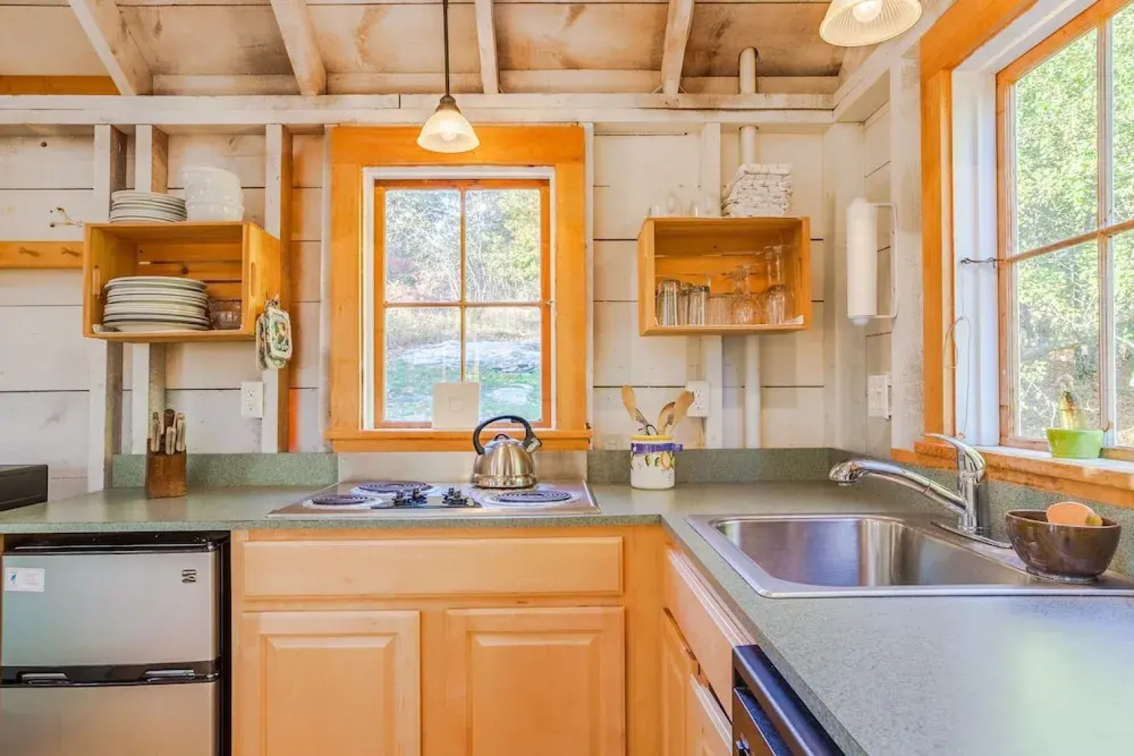 19 Hill Road Home 5 Bedrooms 2 Bathrooms Home