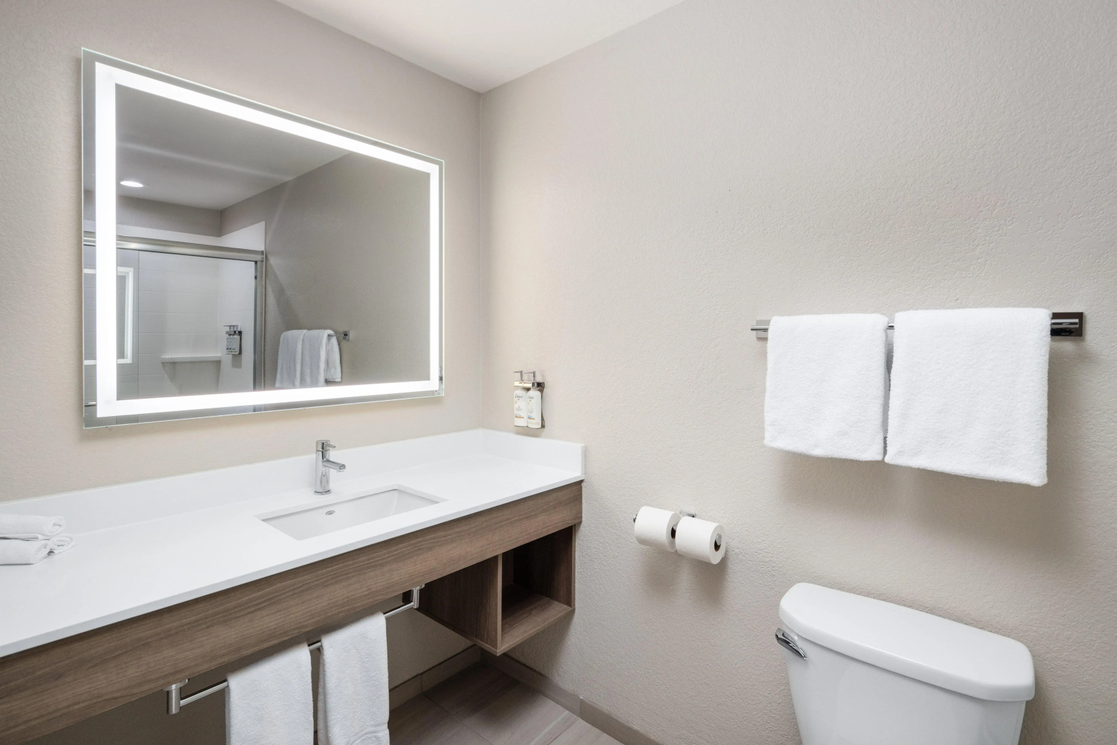 Holiday Inn Express & Suites Green Bay East by IHG