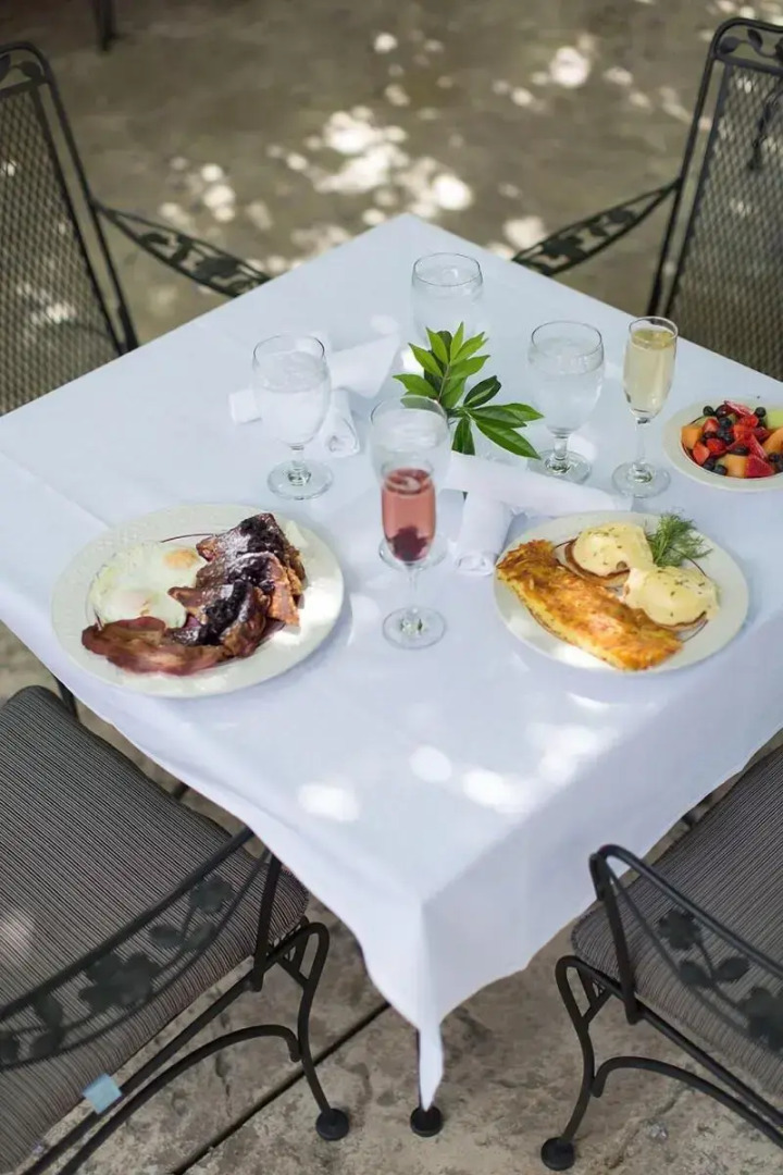 Rogue Regency Inn and Suites