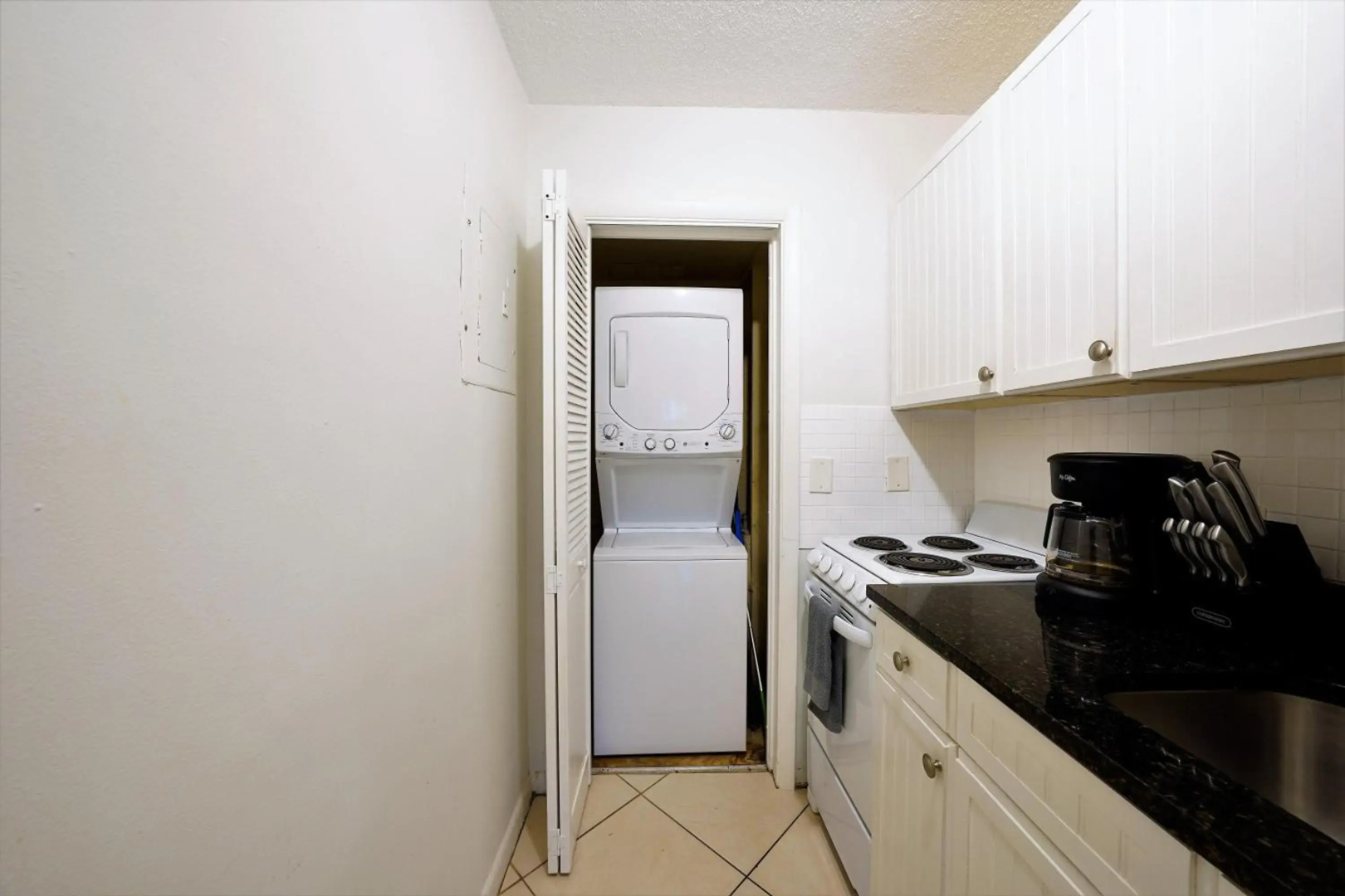 Apartment 1 block from beach and shops