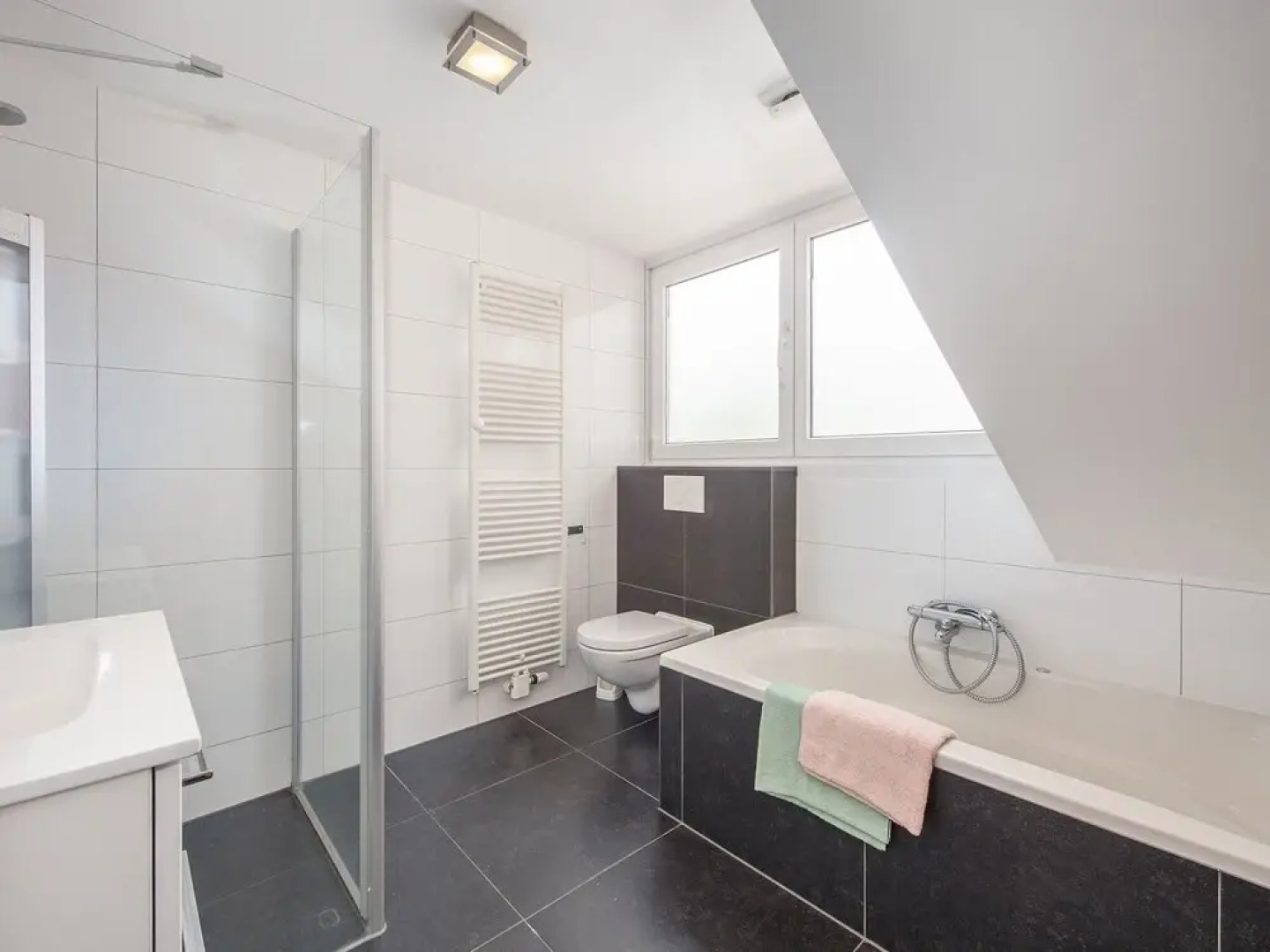 Comfortable Villa with Combi-Microwave in Green Surroundings