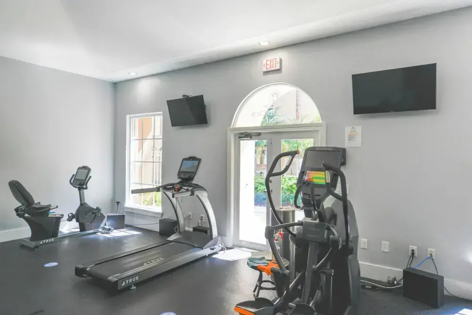 Lux Condo at Yacht Club 10min from Beach