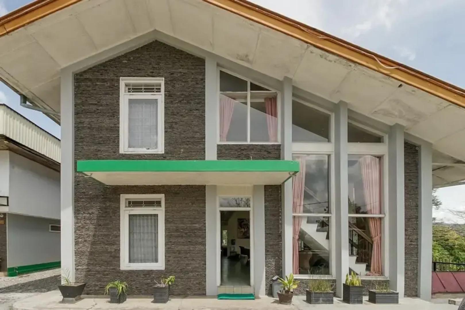 RedDoorz near Ngarai Sianok Bukittinggi