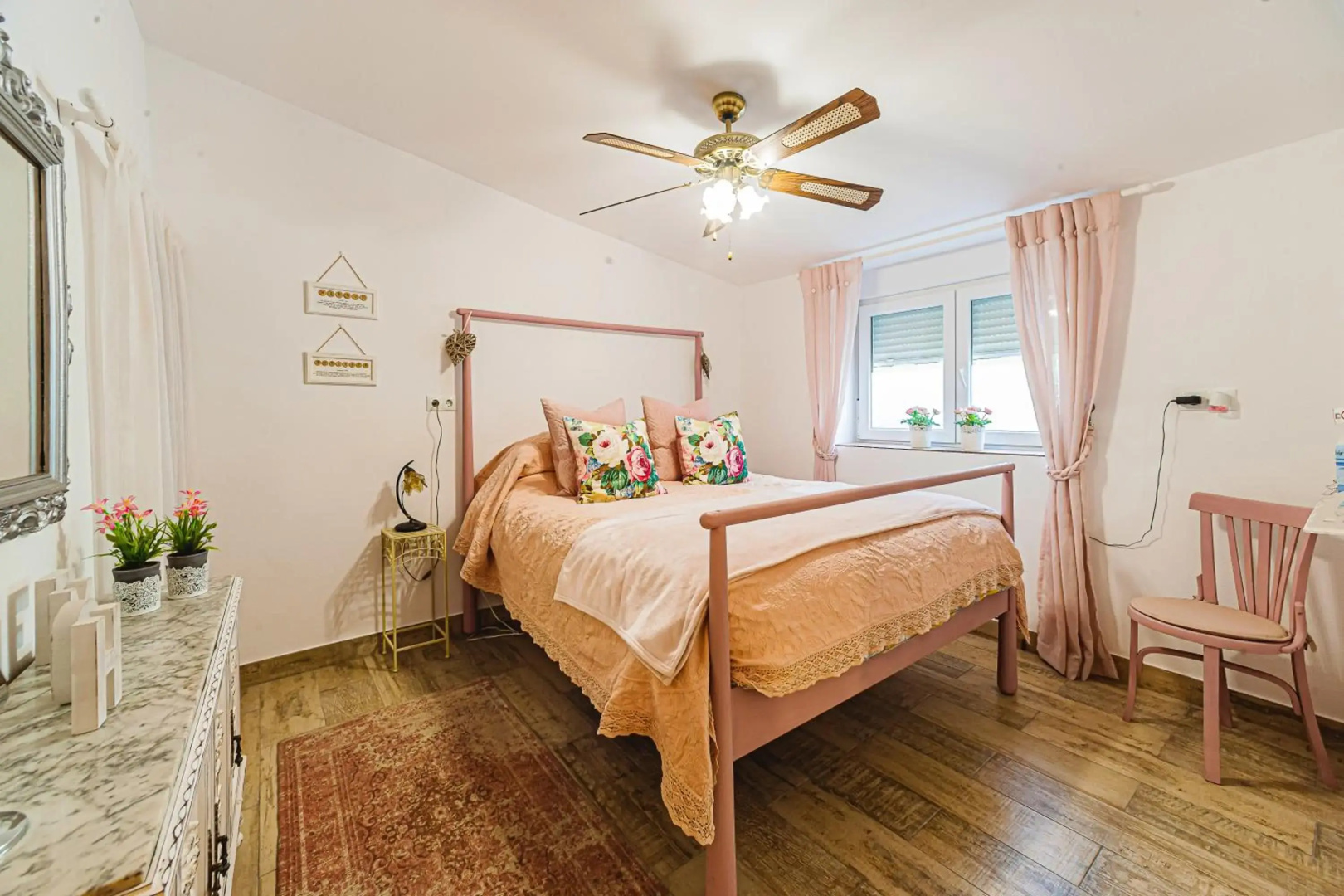 Self Catering Garden Apartment with a Private Garden and Shared Pool