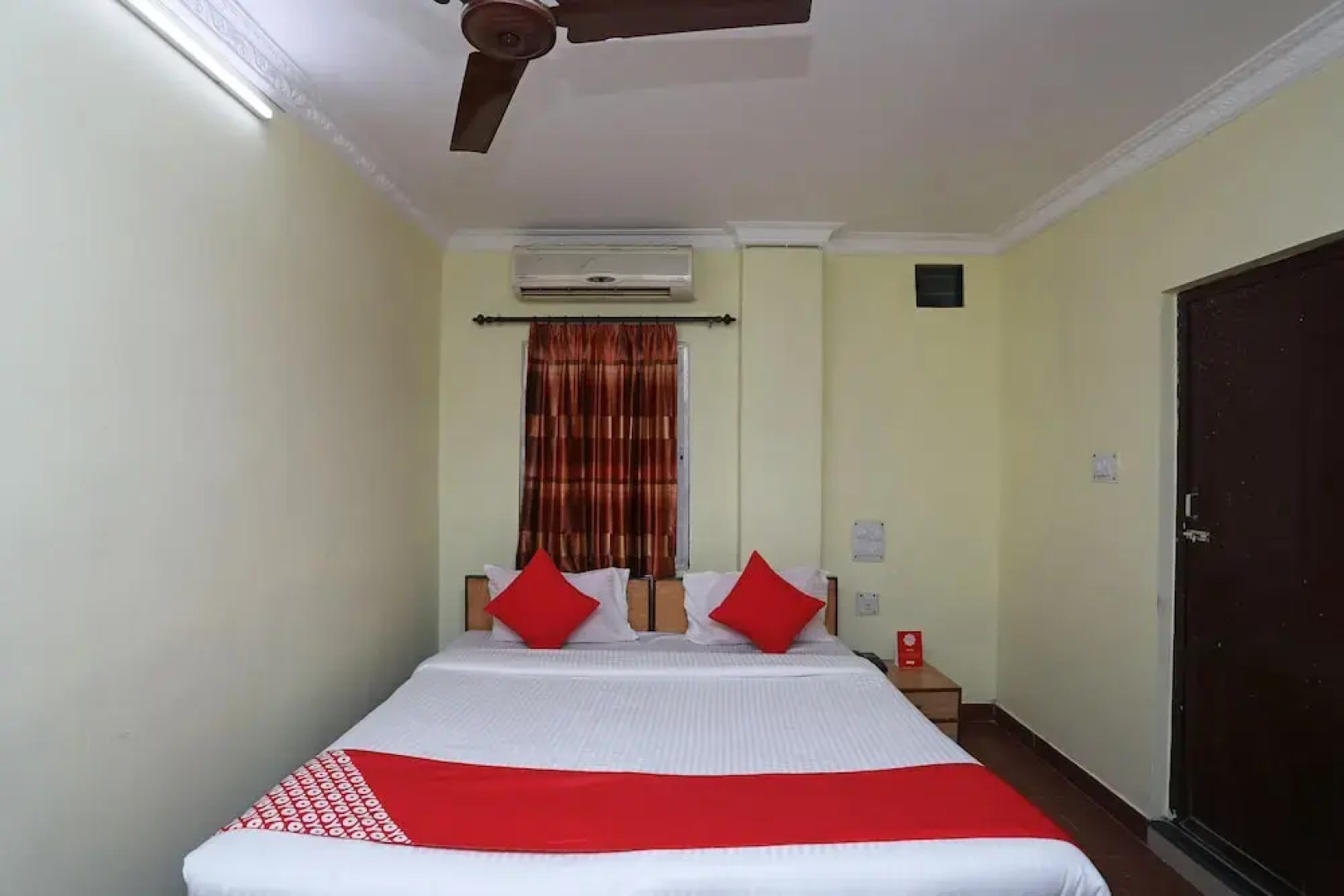 OYO 28355 Hotel Raj Mahal