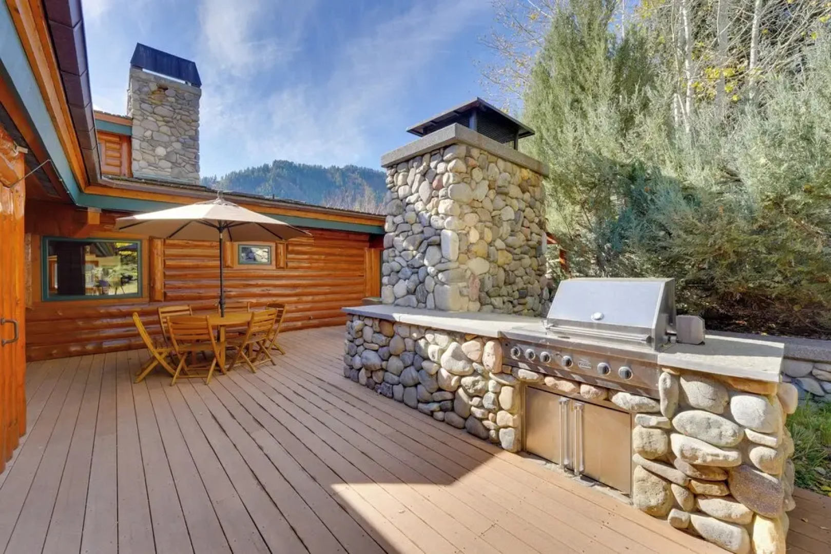 Sun Valley Log Home w/ Hot Tub & Mtn Views!