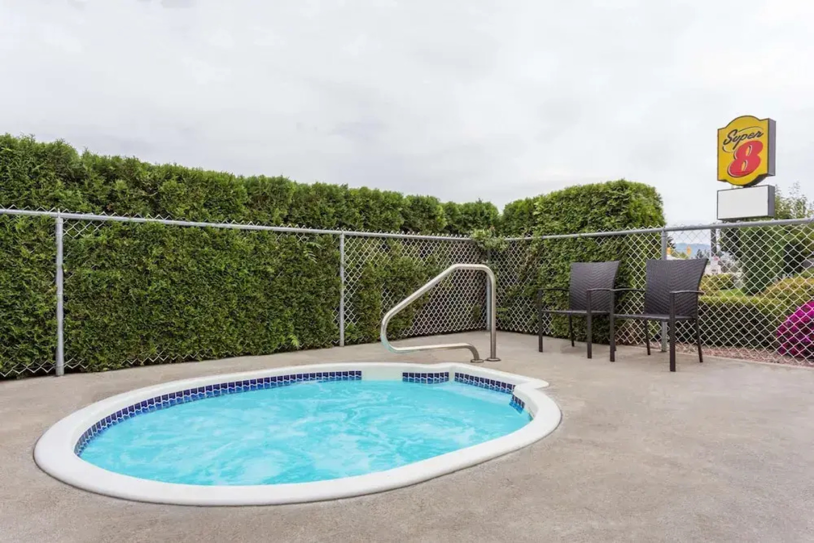 Super 8 Lake Country/Winfield Area