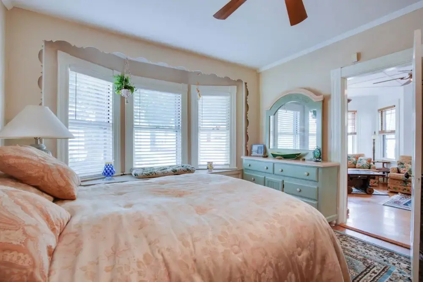 Quaint Beverly Townhome: Walk to Beach & Downtown!