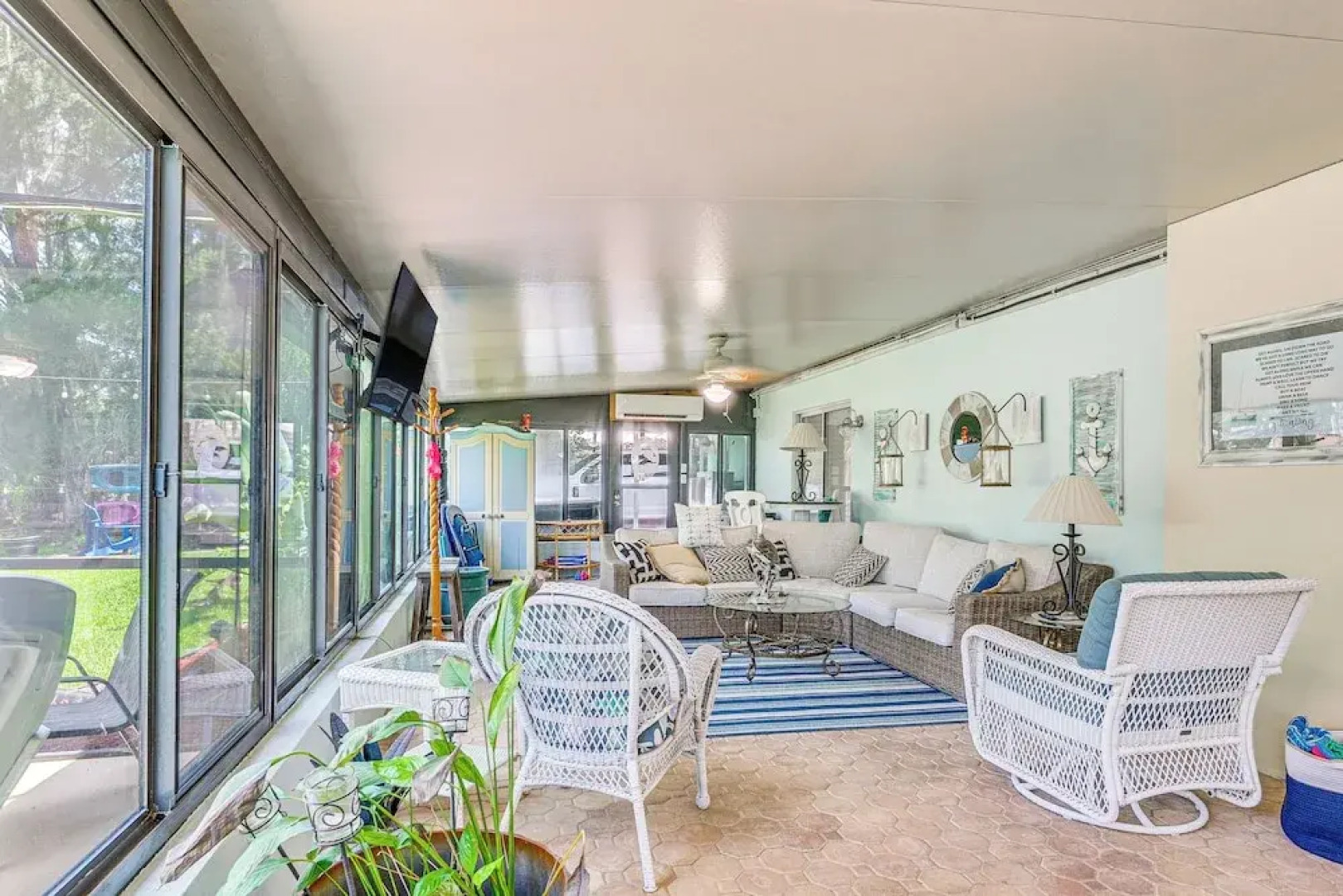 Canal-front Outdoor Oasis: Home in Crystal Water