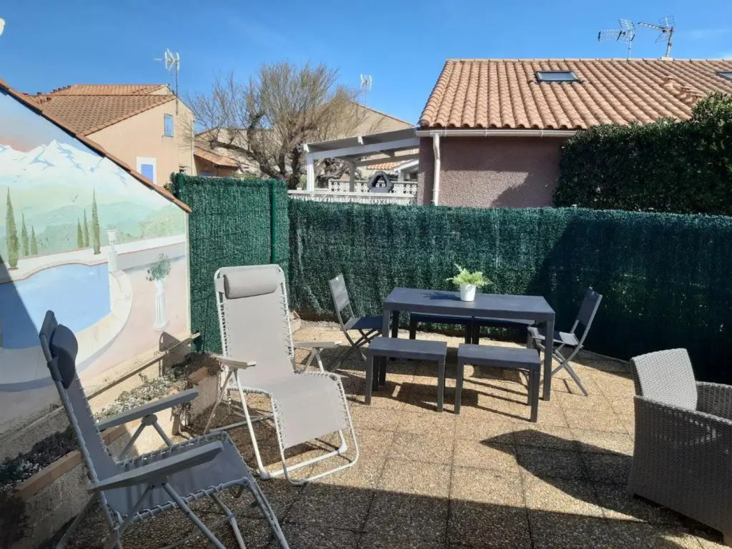 Belle villa climatisée 4 couchages a 100 m de la plage 1 chambre 1 mezzanine terrasse parking dans résidence sécurisée LRVM98