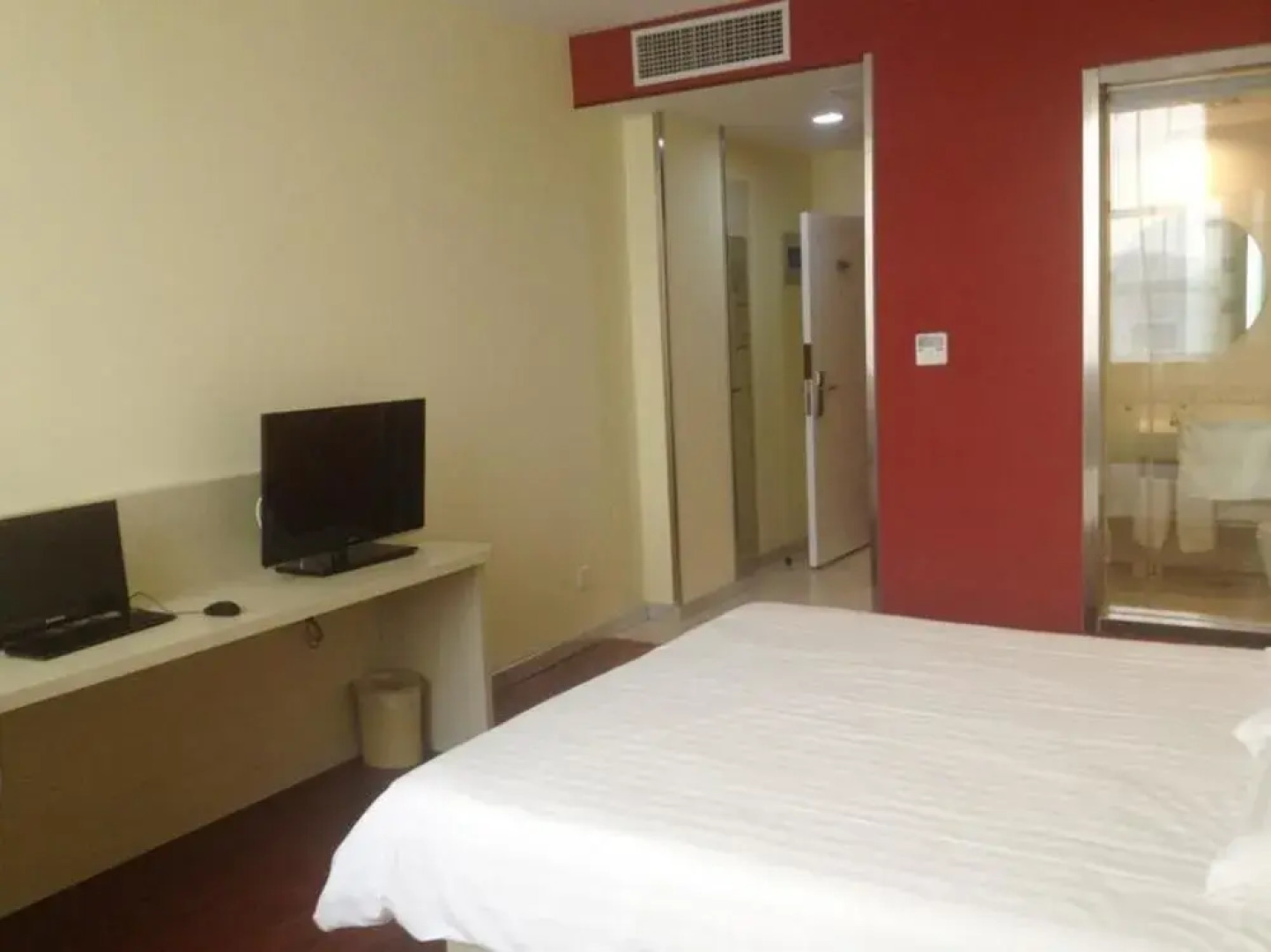 Home Inn Linyi Bus Station East Gate Jucai Road