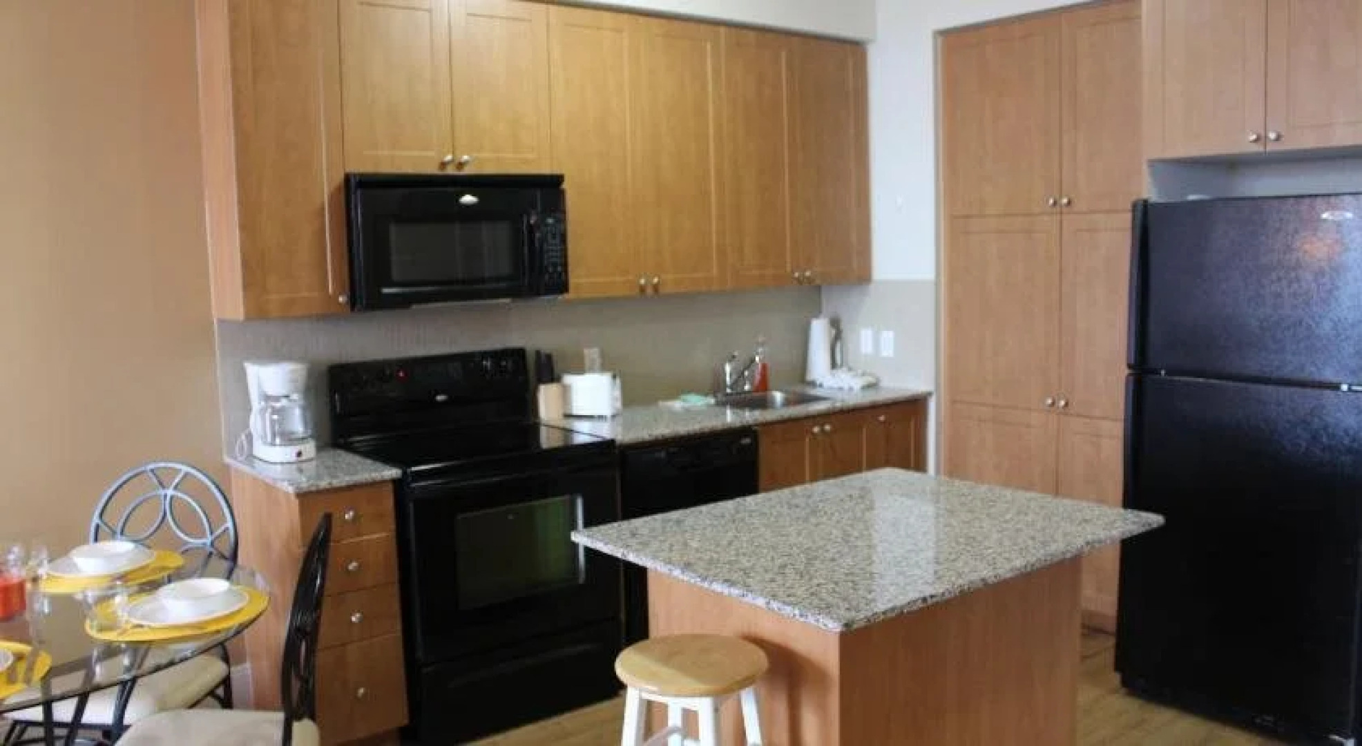 Lake View Luxury Condo by Elite Suites