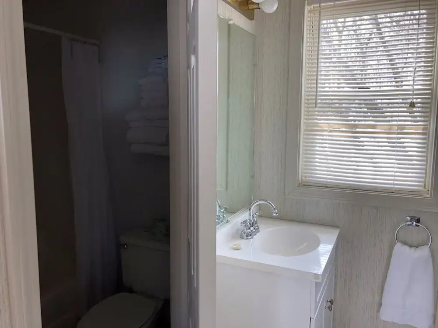 Island Pond Country Inn (Formerly the Lakefront Inn & Motel)