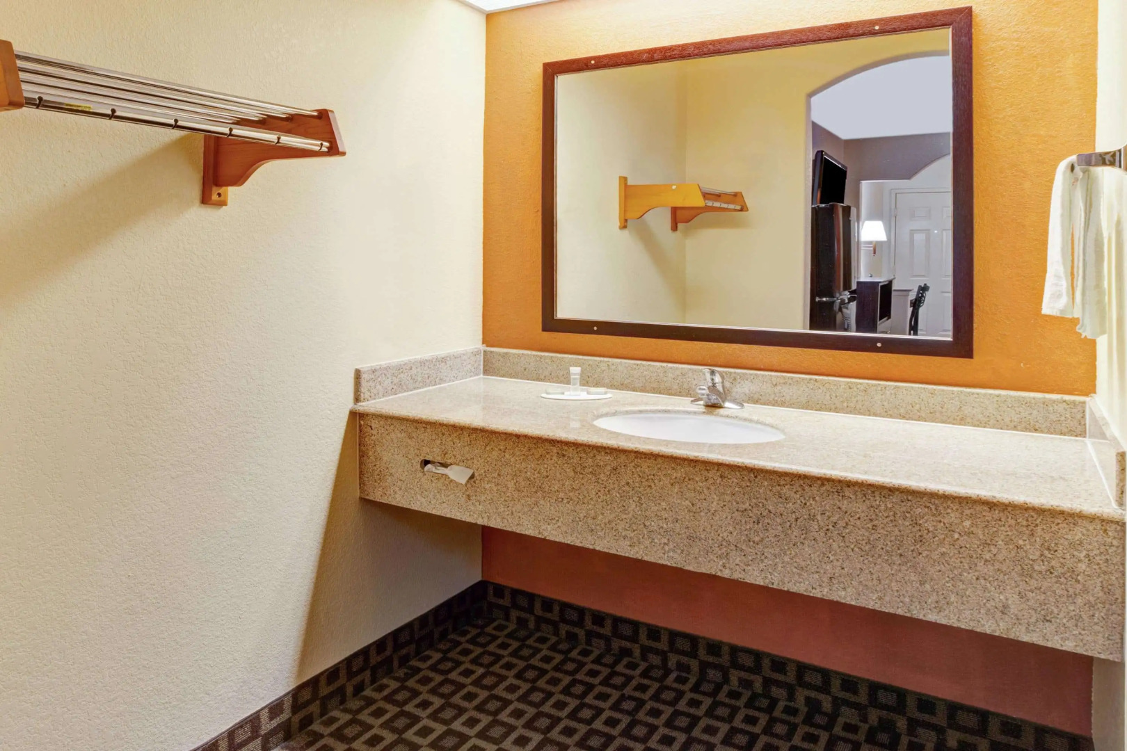 Super 8 by Wyndham Mont Belvieu/Baytown East