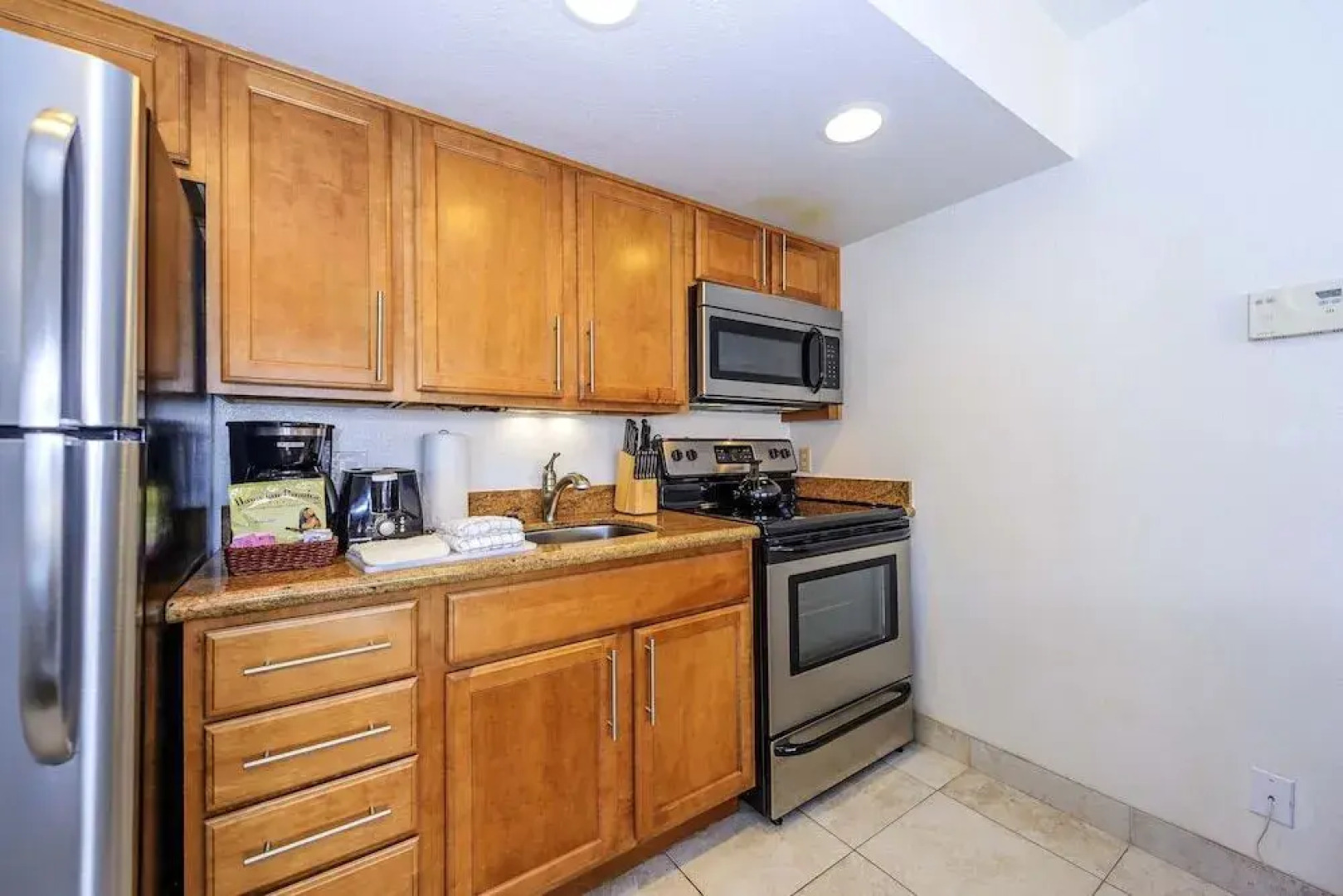 Royal Kahana 702 Studio Bedroom Condo by RedAwning