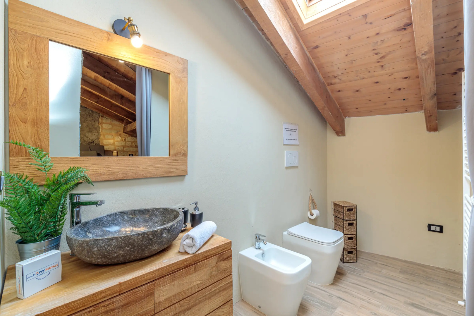 Cascina Liebe with sauna among vineyards