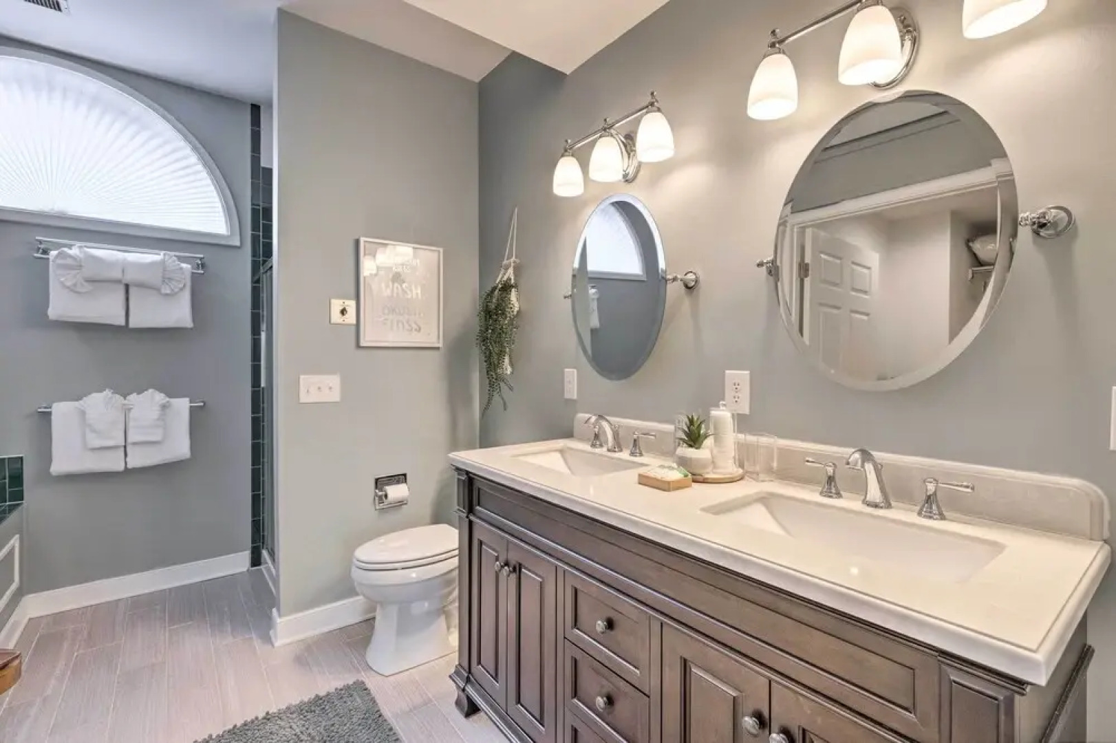 Modern Home: Deck, Bbq, Games, Fire Pit, & More!