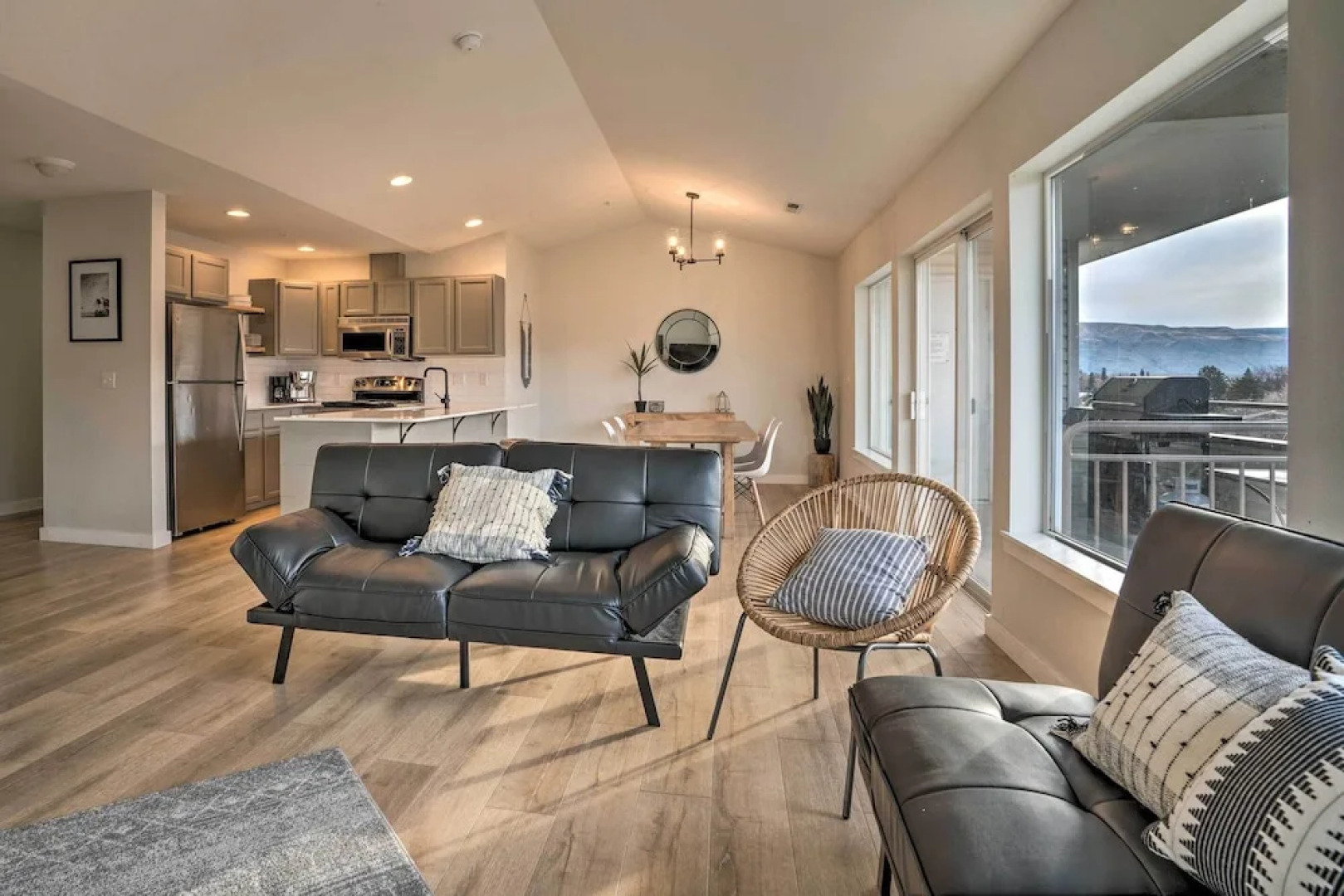 Chic Chelan Condo w/ Balcony, Walk to Lake & Dtwn!