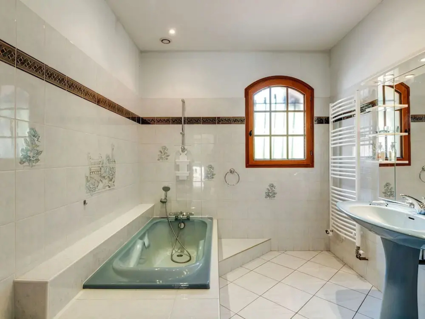 Beautiful Villa with Private Garden in Pineuilh Aquitaine