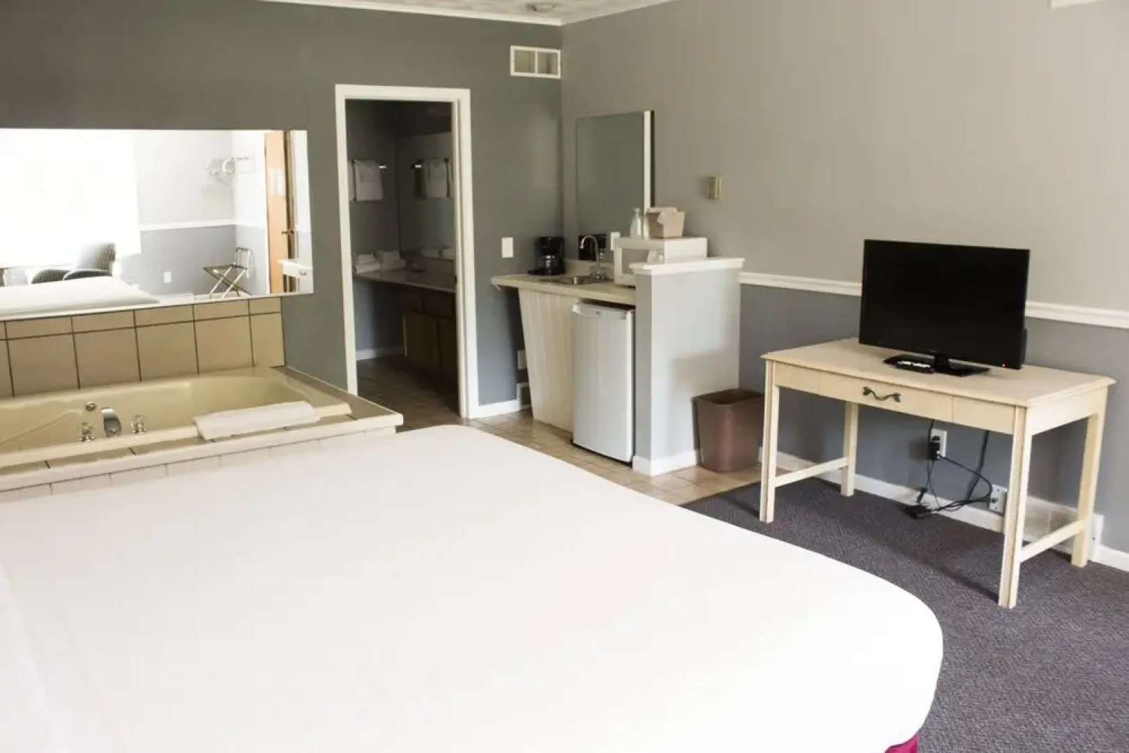 Flamingo Motel & Suites