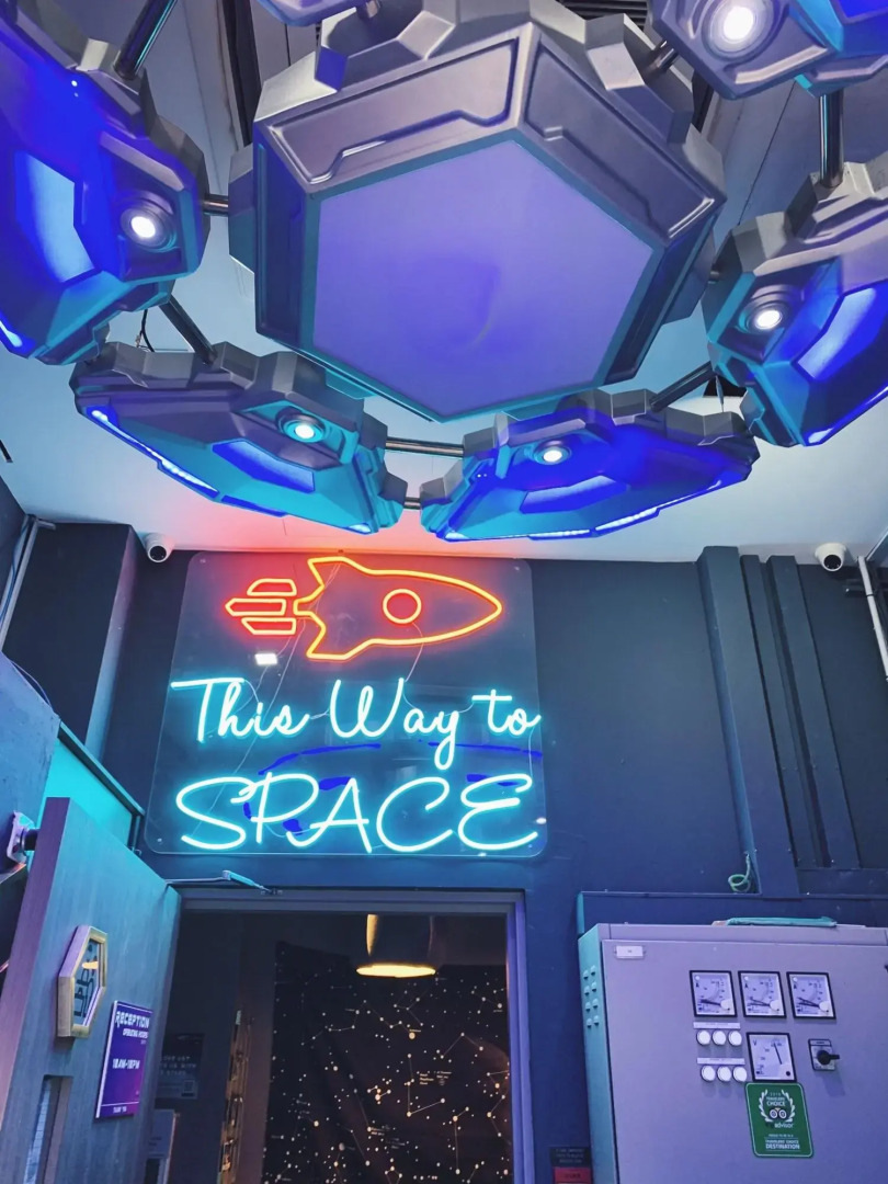 Met A Space Pod @ Arab Street