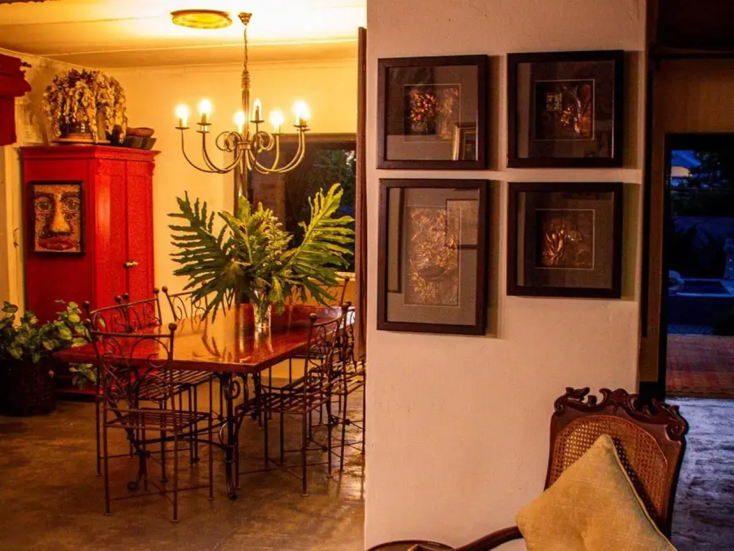 Ebonymoon Guest House and Studio