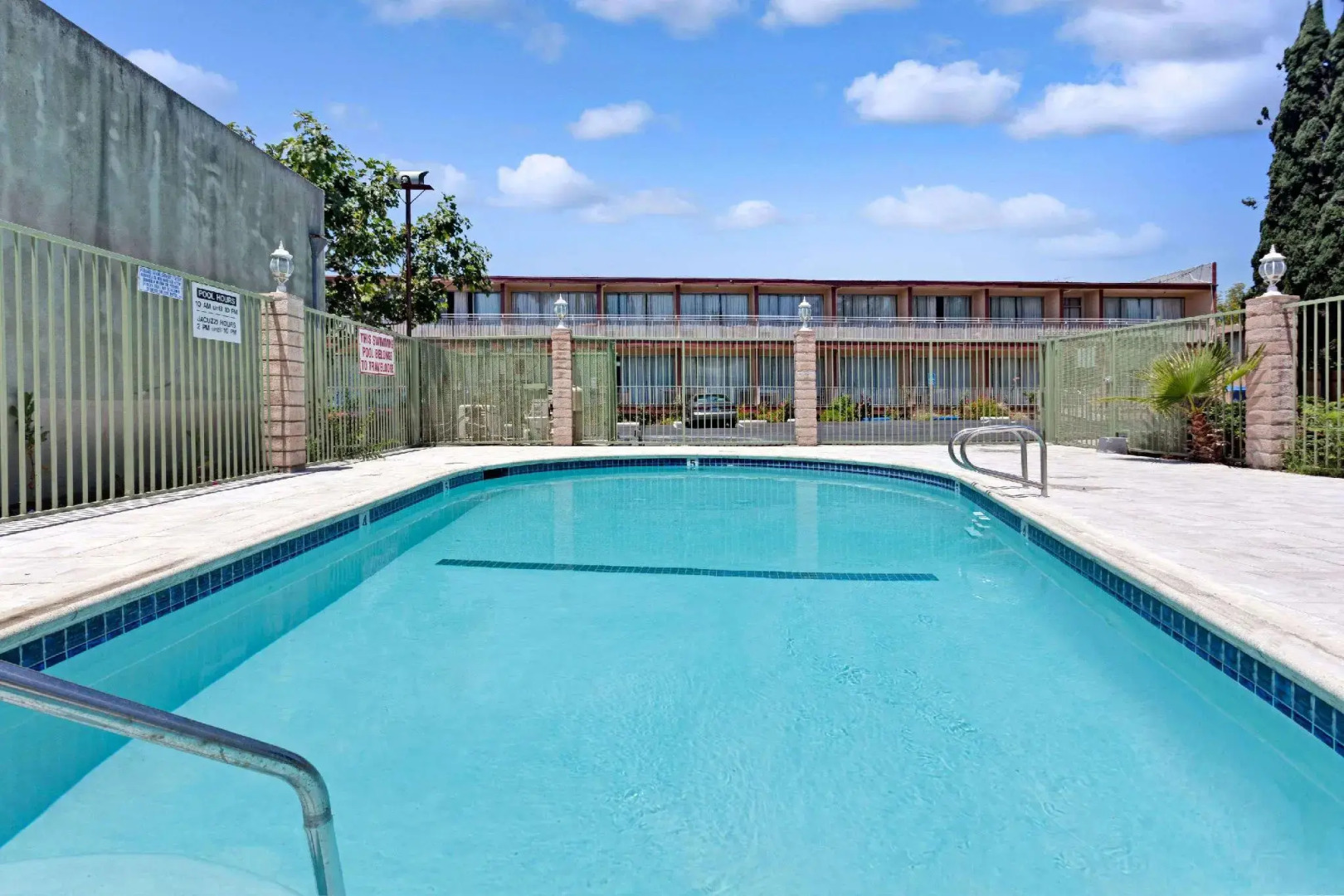 Travelodge by Wyndham Pasadena Central