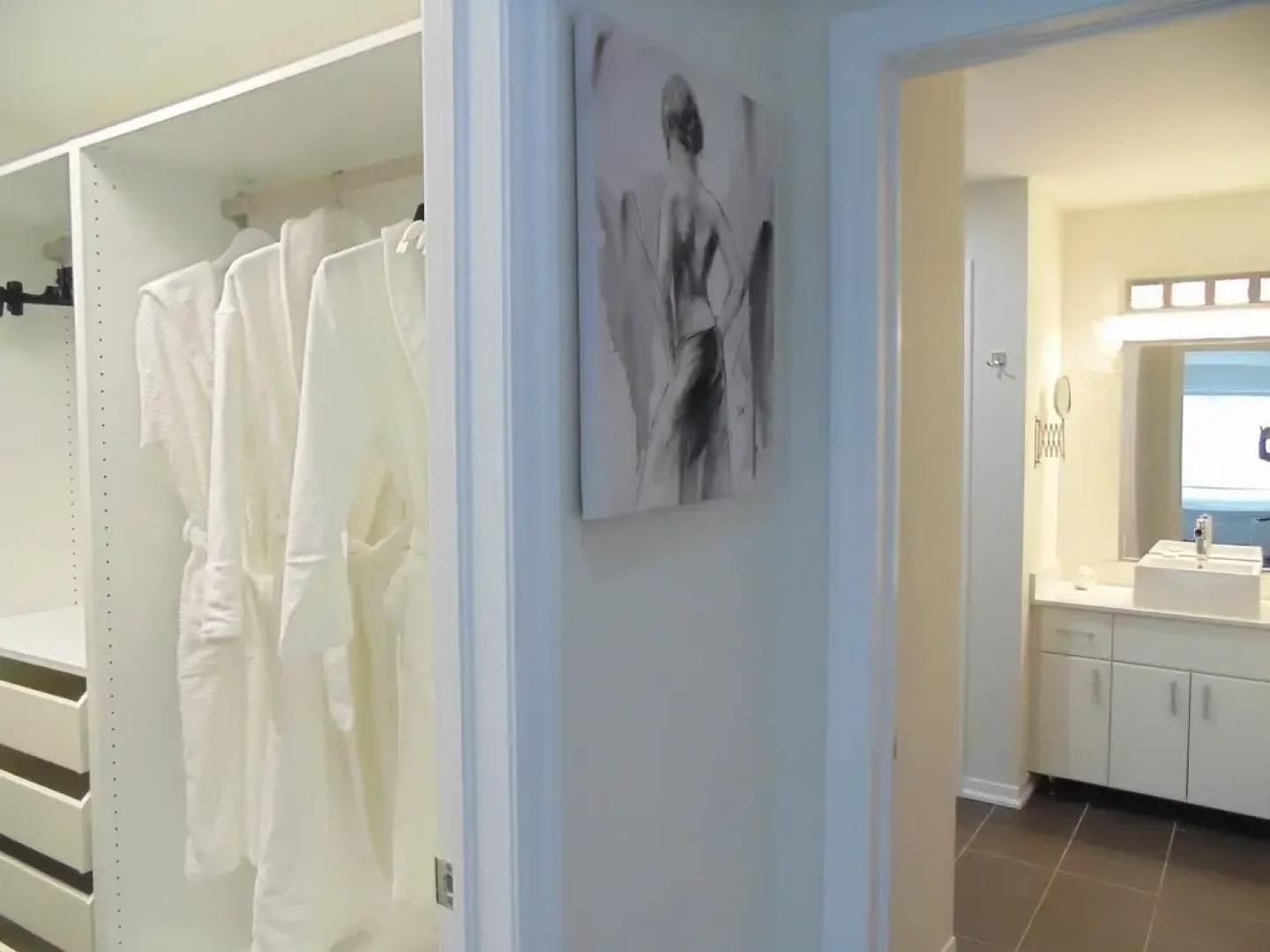 Luxury White House In Oakville Free Ev Charging