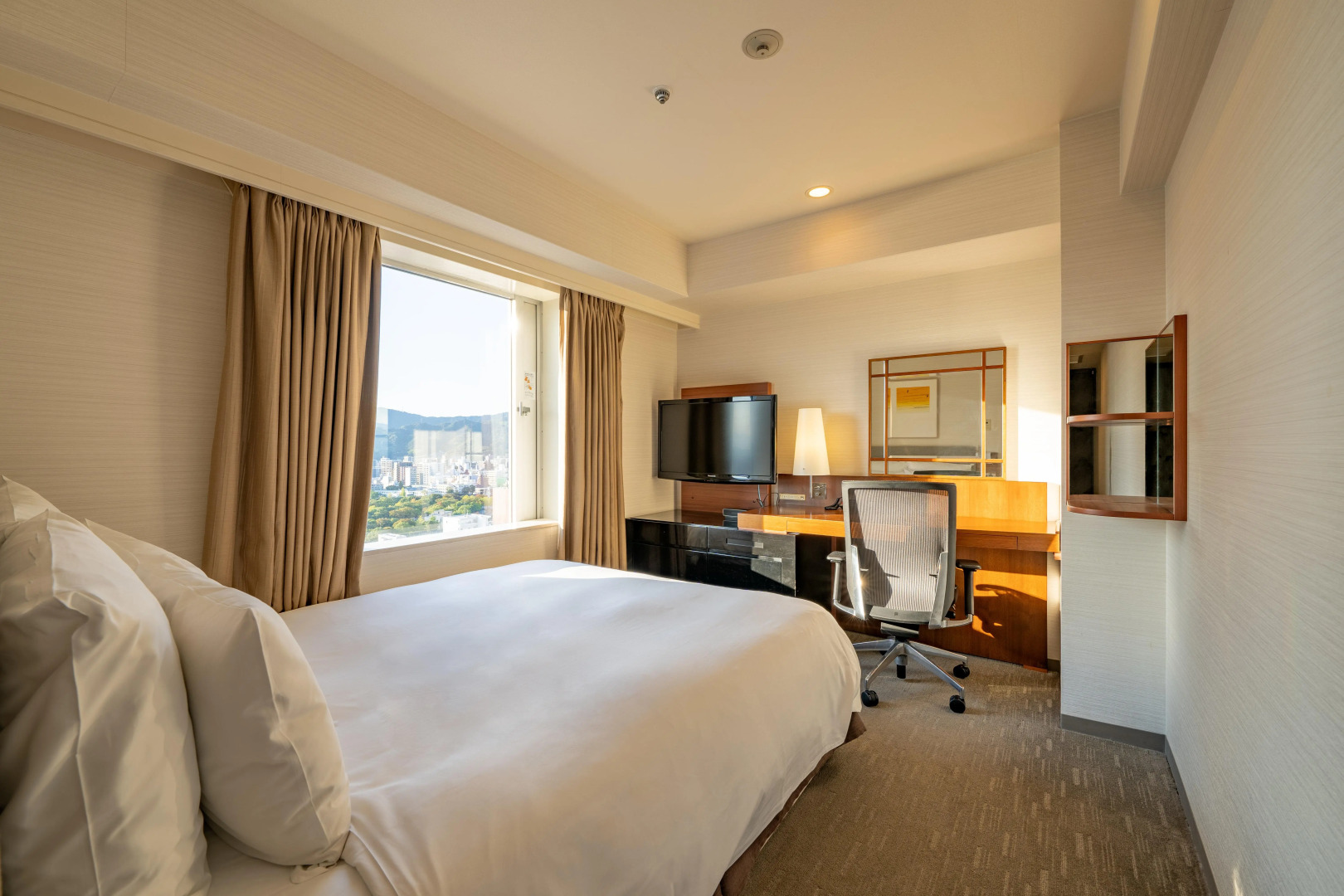 Отель ANA Crowne Plaza Hiroshima, an IHG Hotel