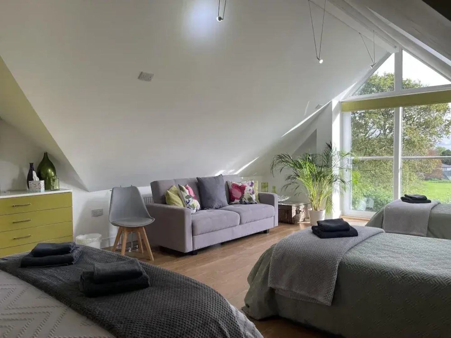 5 Bed House-sleeps 14-hot Tub-bar-garden-parking