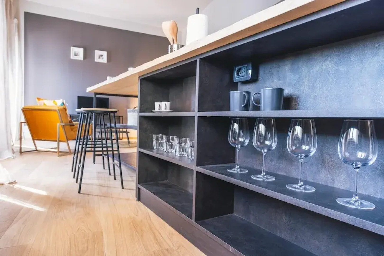 Elide B Tastefully Furnished Apartment Lakefront