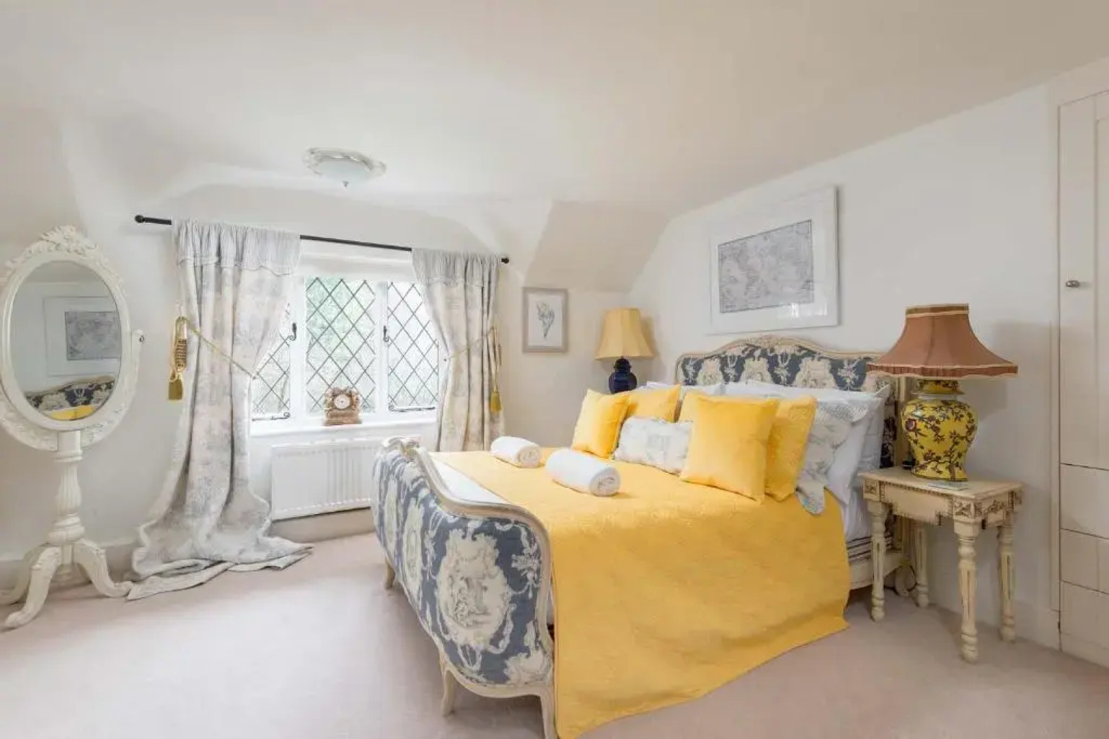 Forest Drove Cottage · Idyllic New Forest 6 Bedroom Thatched Cottage