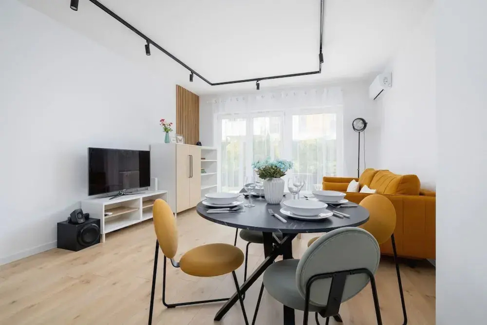 Stylish Apartment Bażantów by Renters