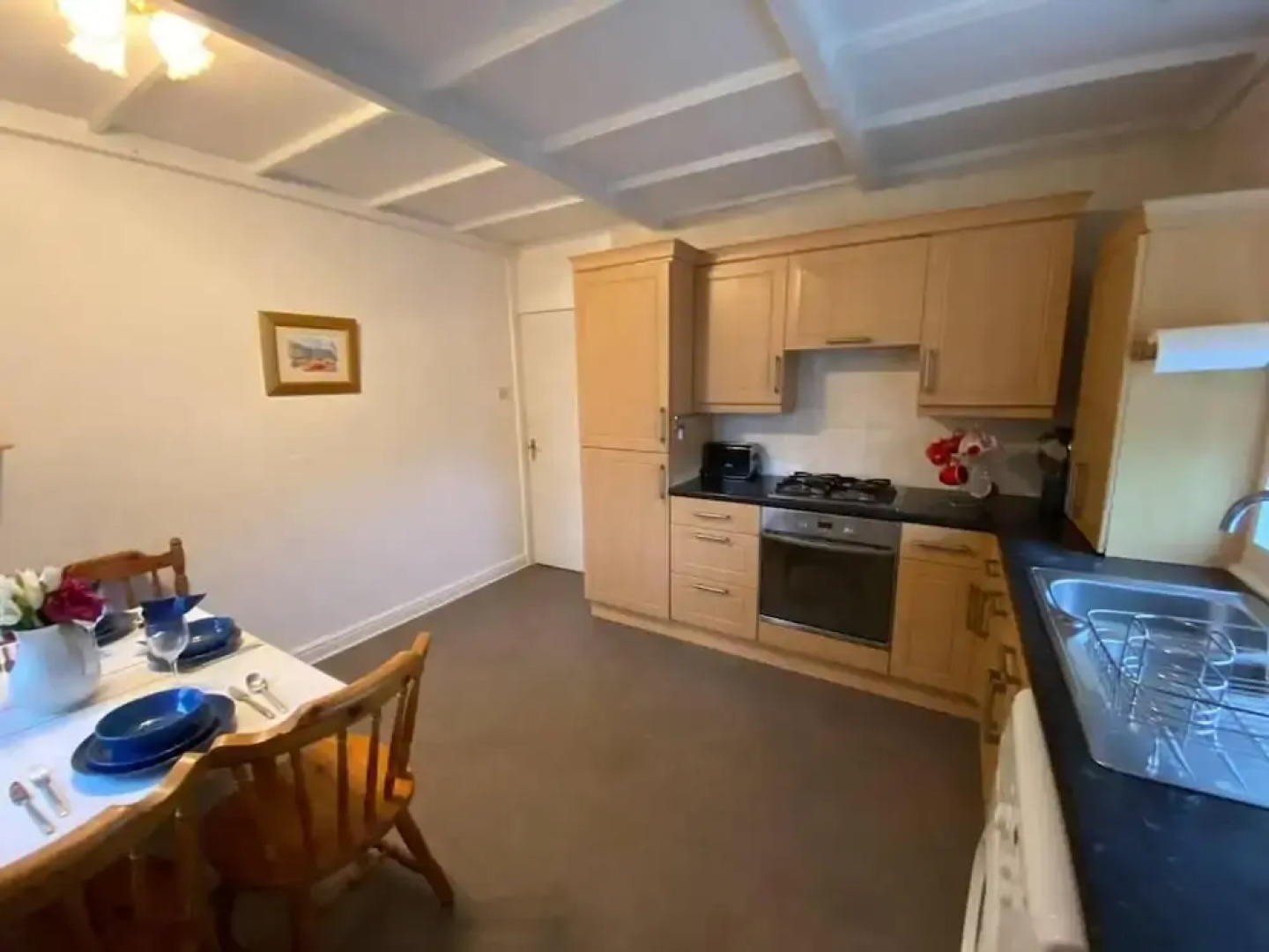 Quiet Secluded two Bedroom Bungalow With Parking