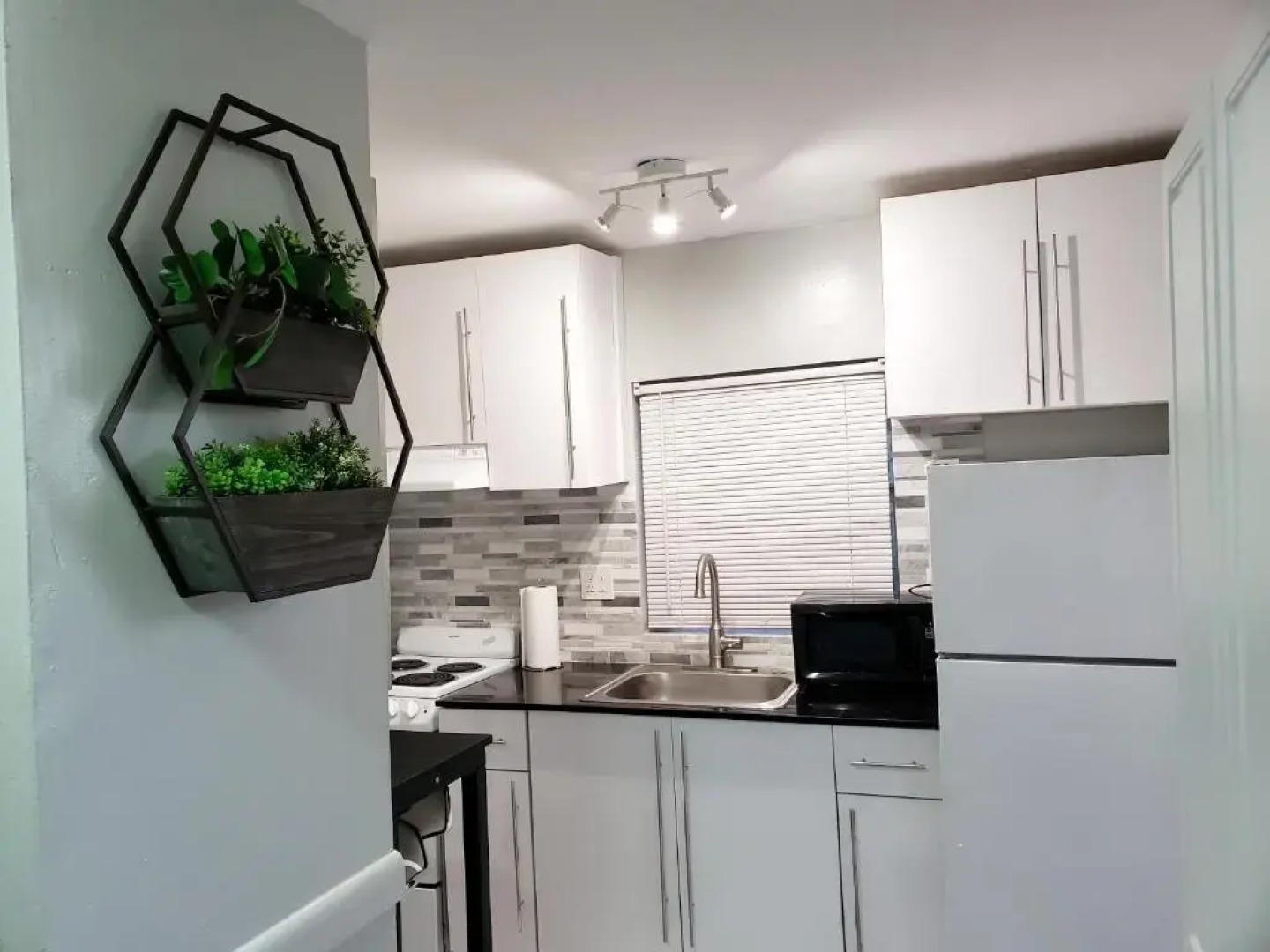 Glam Private Studio 4 Miles from Hard Rock Stadium