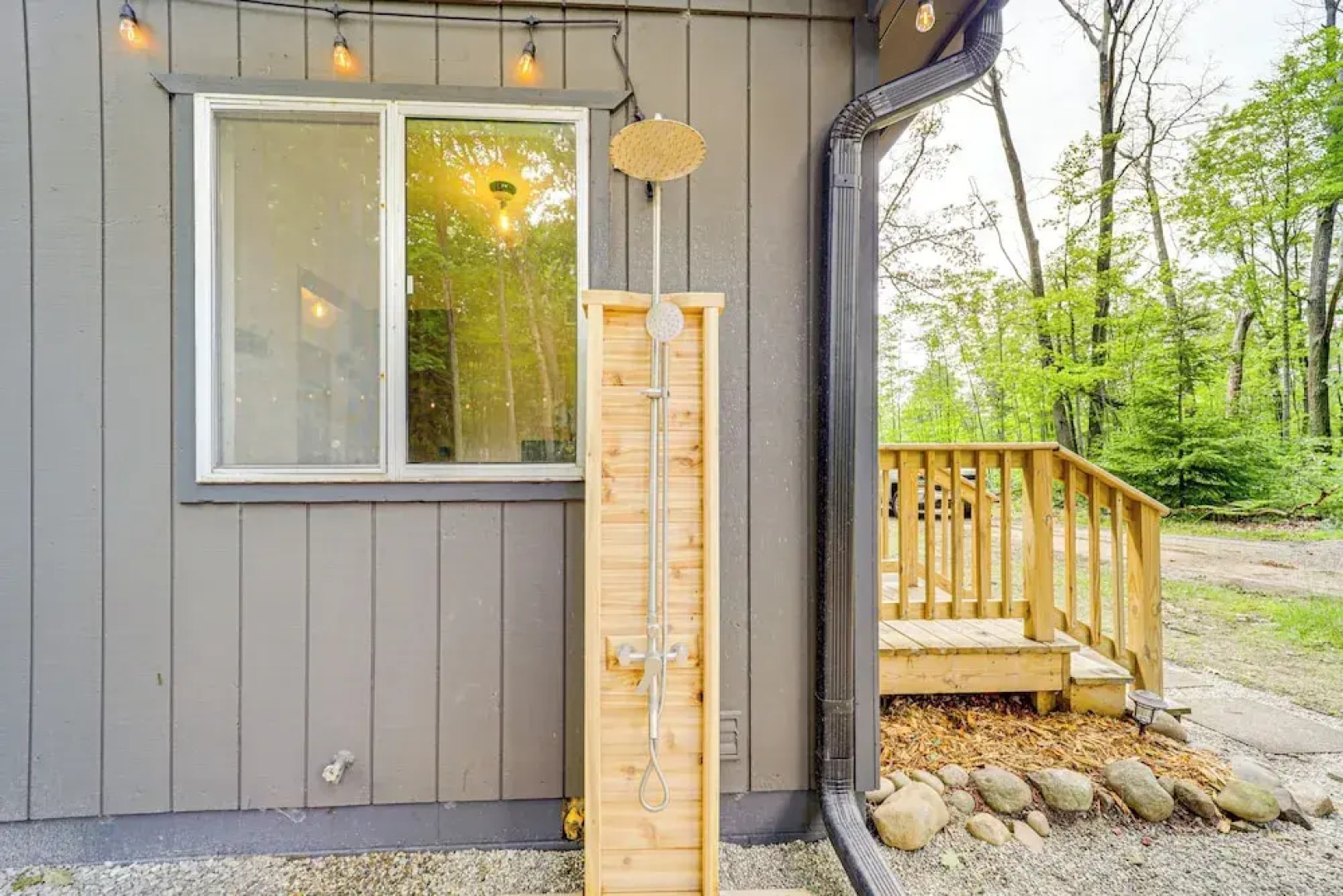 Roscommon Chalet w/ Hot Tub Near Higgins Lake!