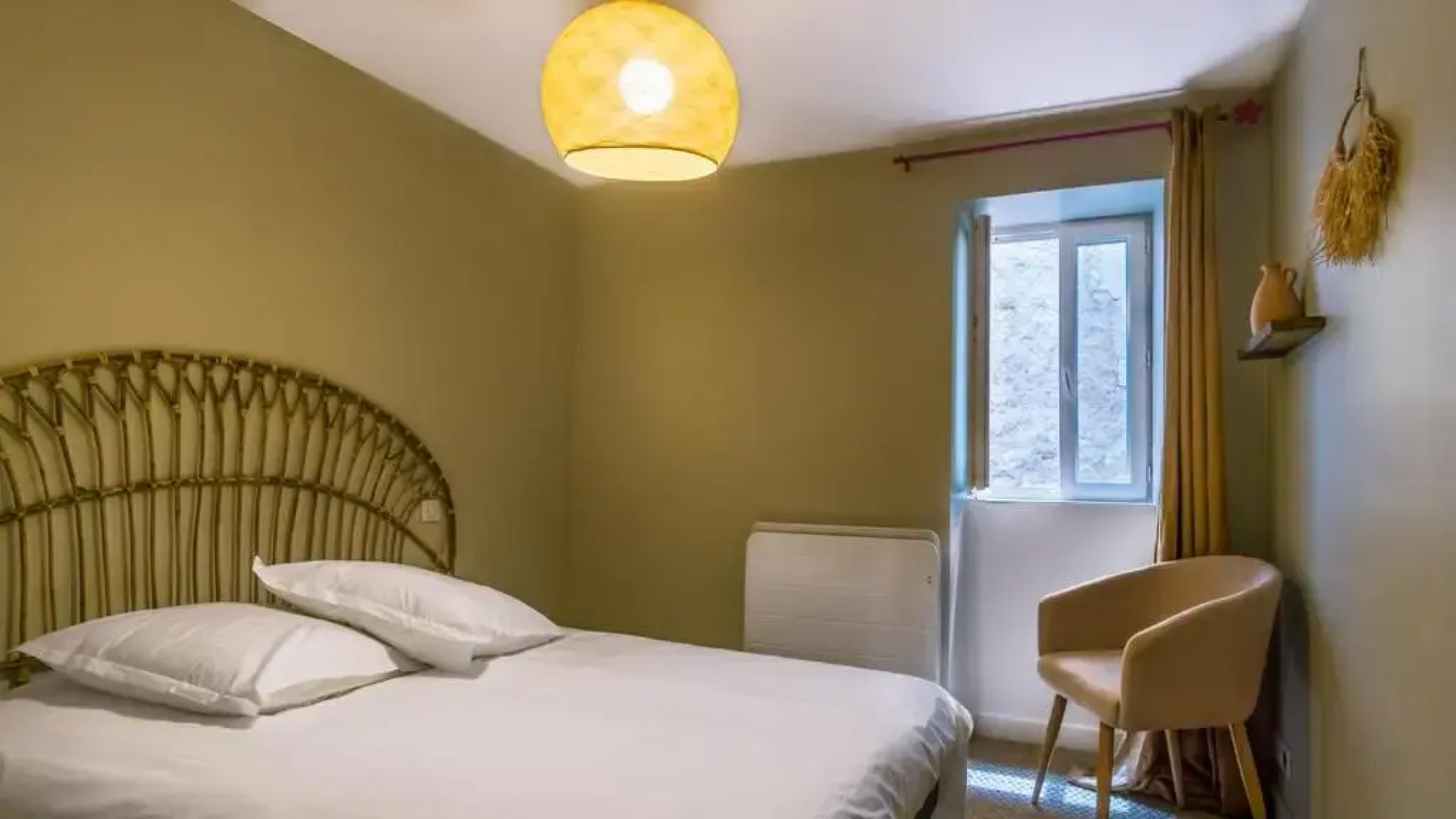 Belle Et Grande Maison de Village Au Bord de L'eau