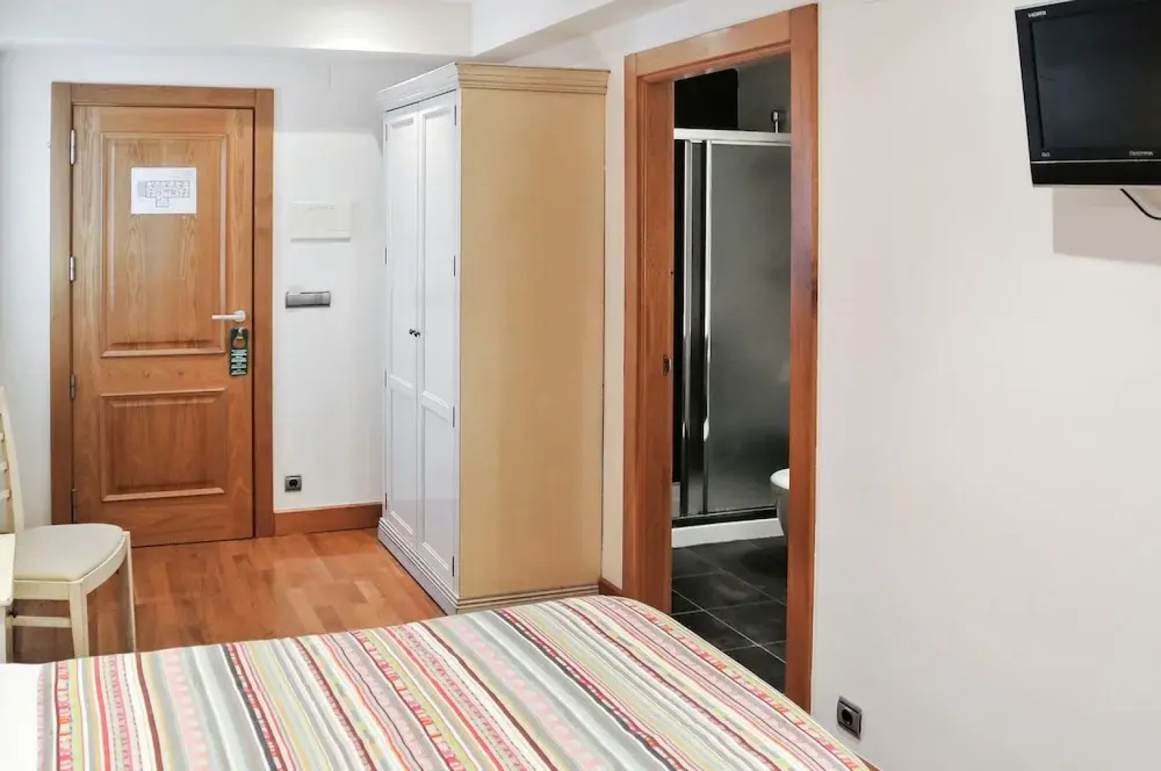 Hostal y Albergue Haizea - Hostel