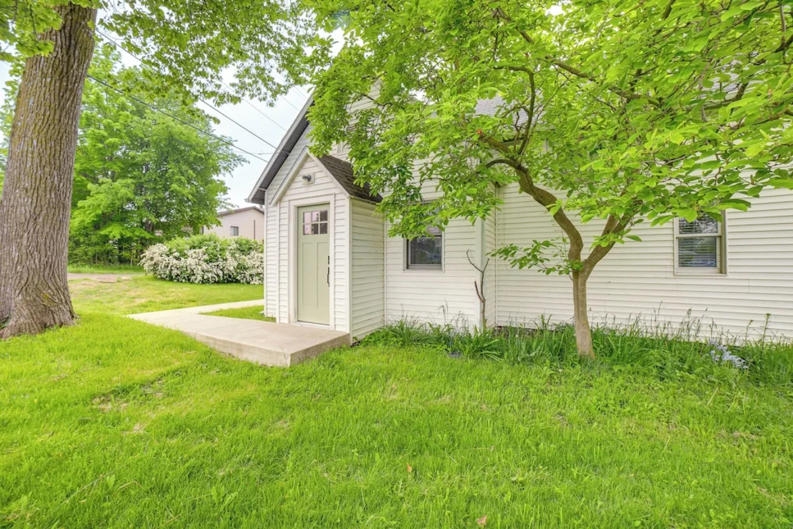 Serene South Haven Retreat w/ Deck: 1 Mi to Dtwn!