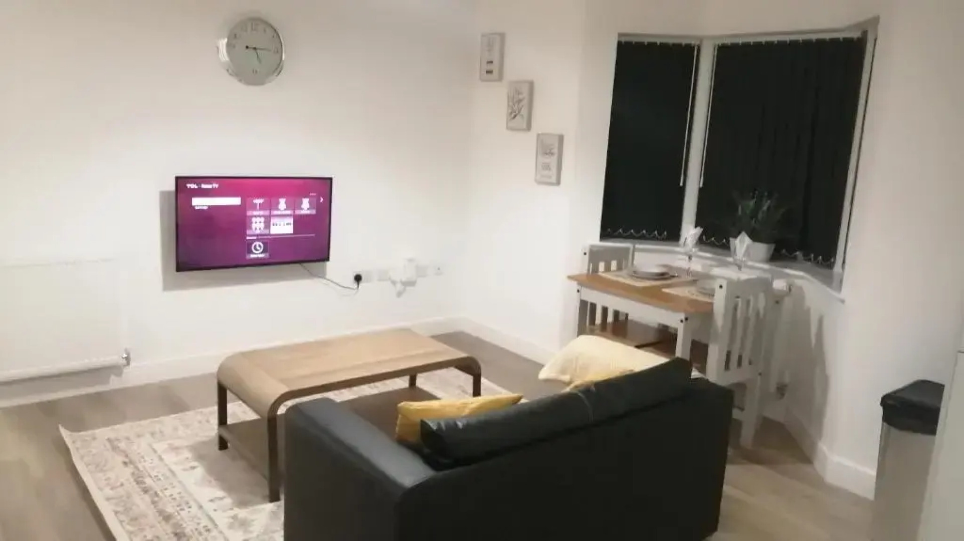 1 Bed Apartment Sleeps 2 - Parking & Wifi