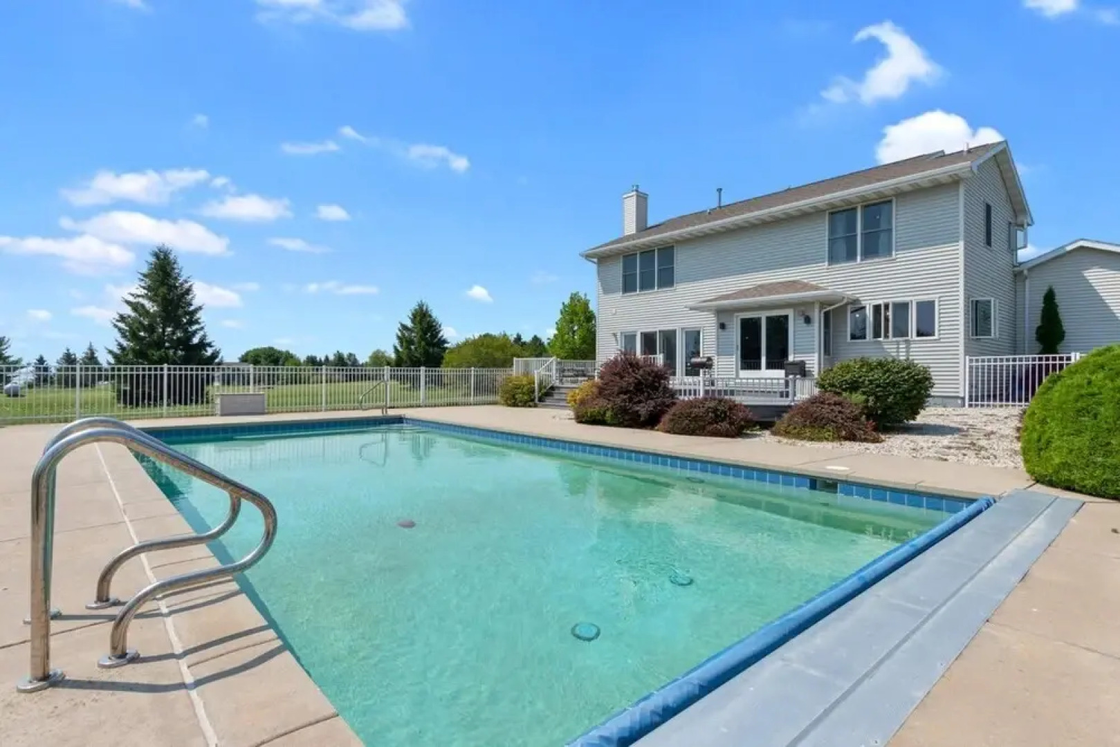 Freshly Updated Lake Michigan Home With Pool