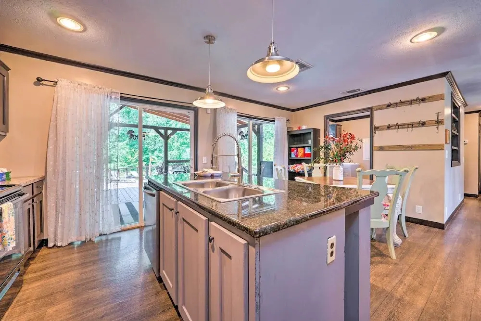 Pet-friendly Home w/ Deck in Broken Bow!