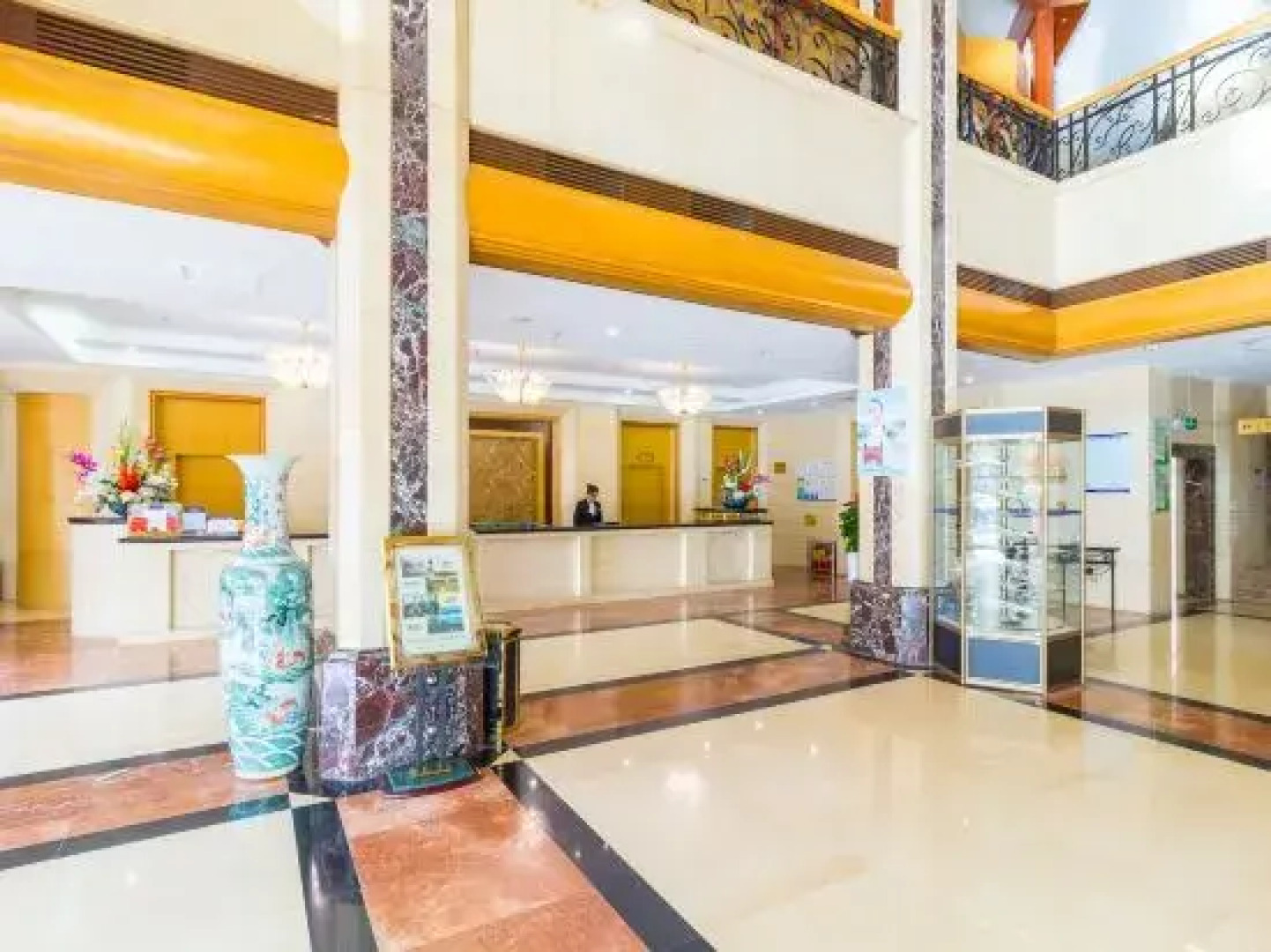 Red Crowned Crane Hotel