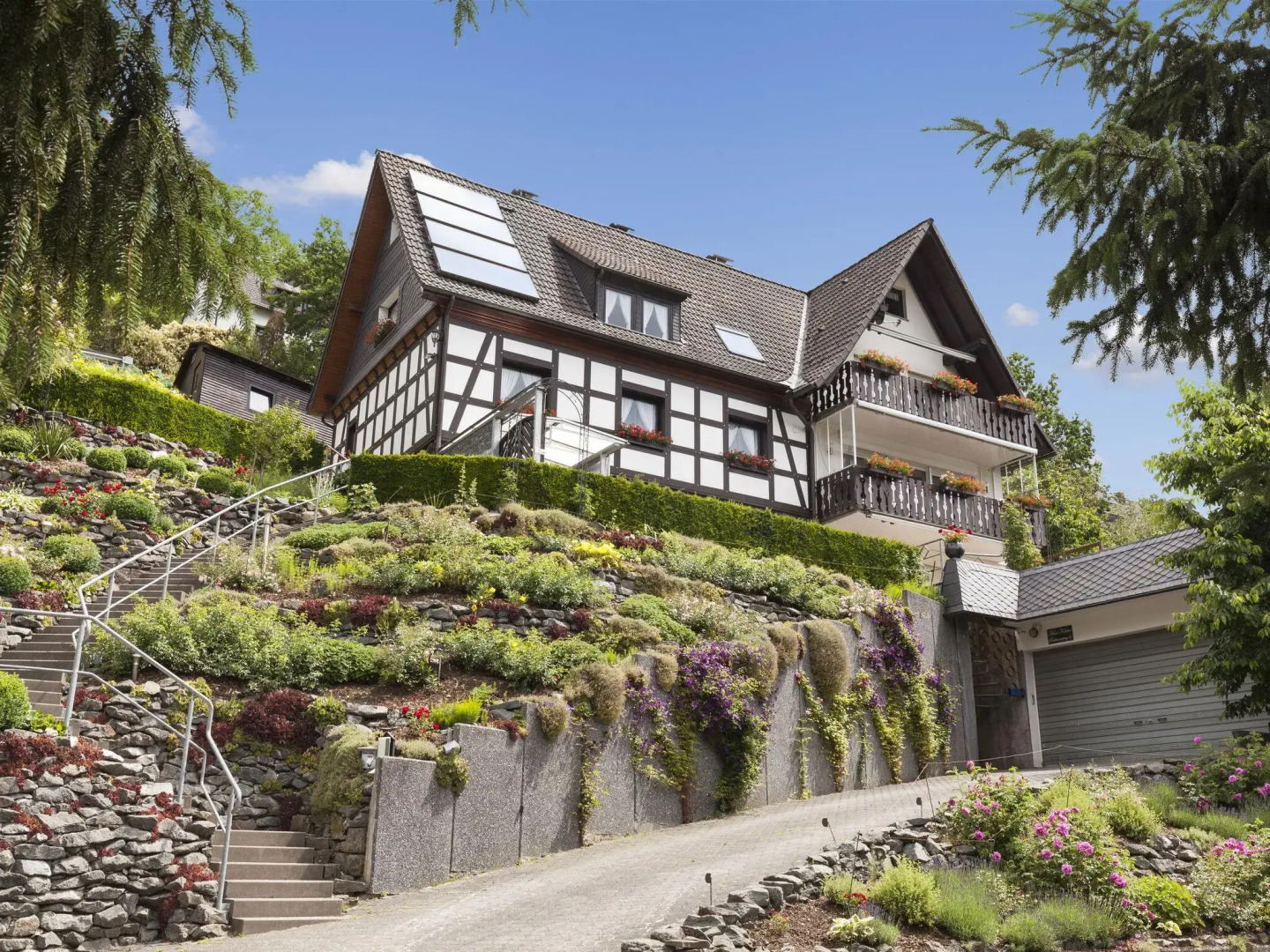 Home With Garden, Hallenberg