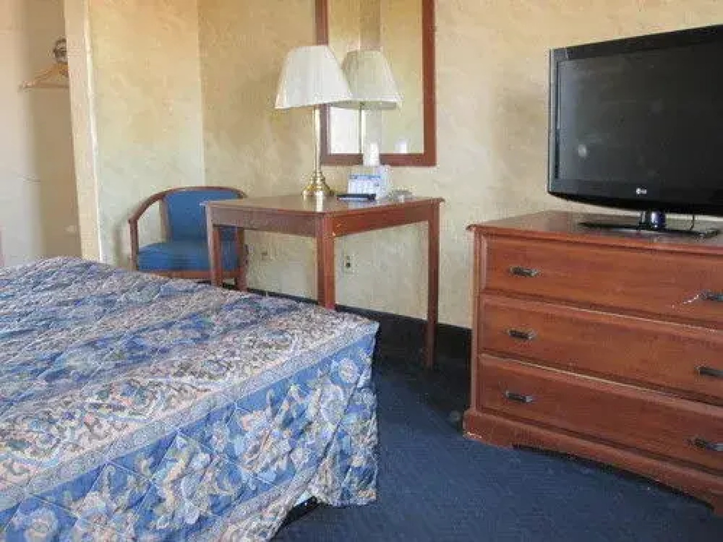 Budget Host Town Center