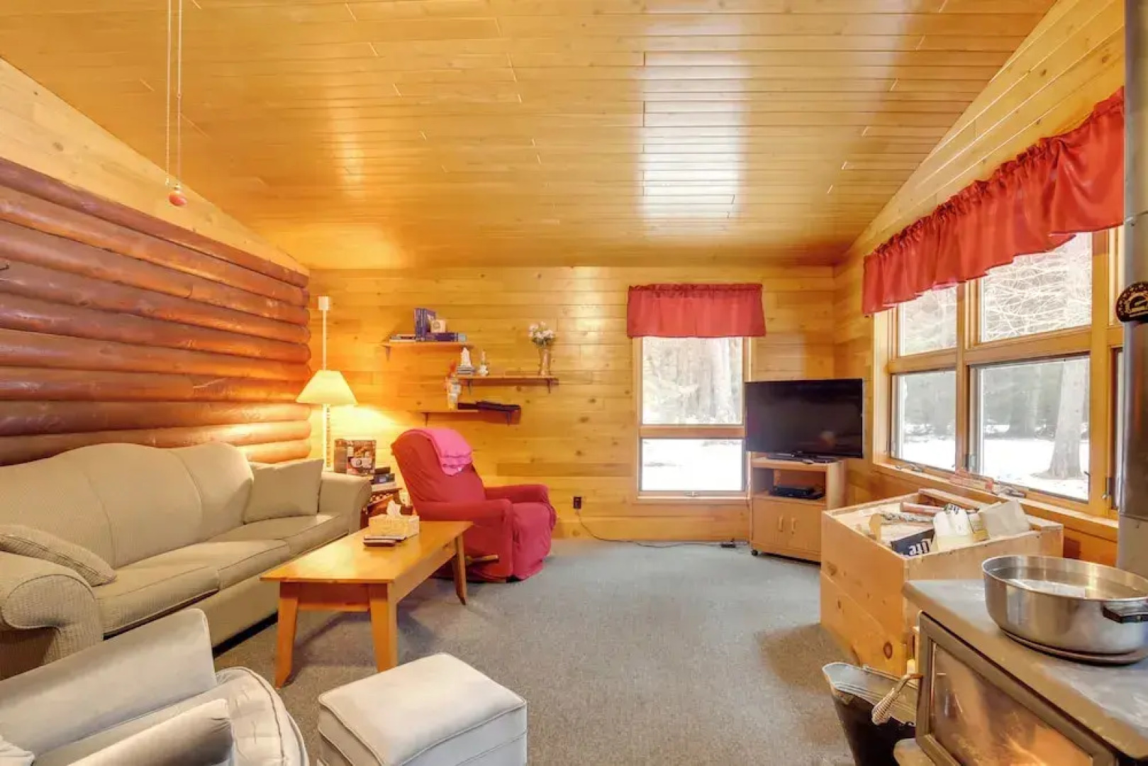 Family Gem Near the Chain of Lakes in Eagle River!