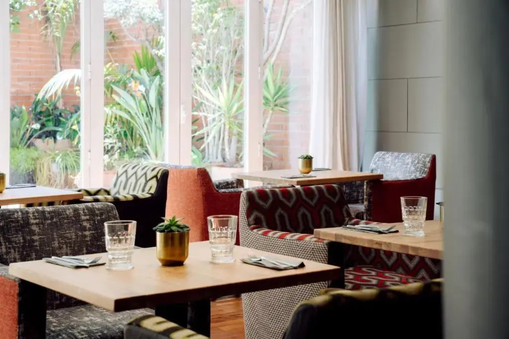 Chic & Basic Velvet Hotel