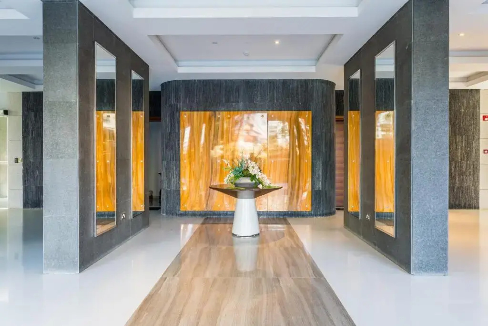 Carmencita Studio B14 with pool & gym