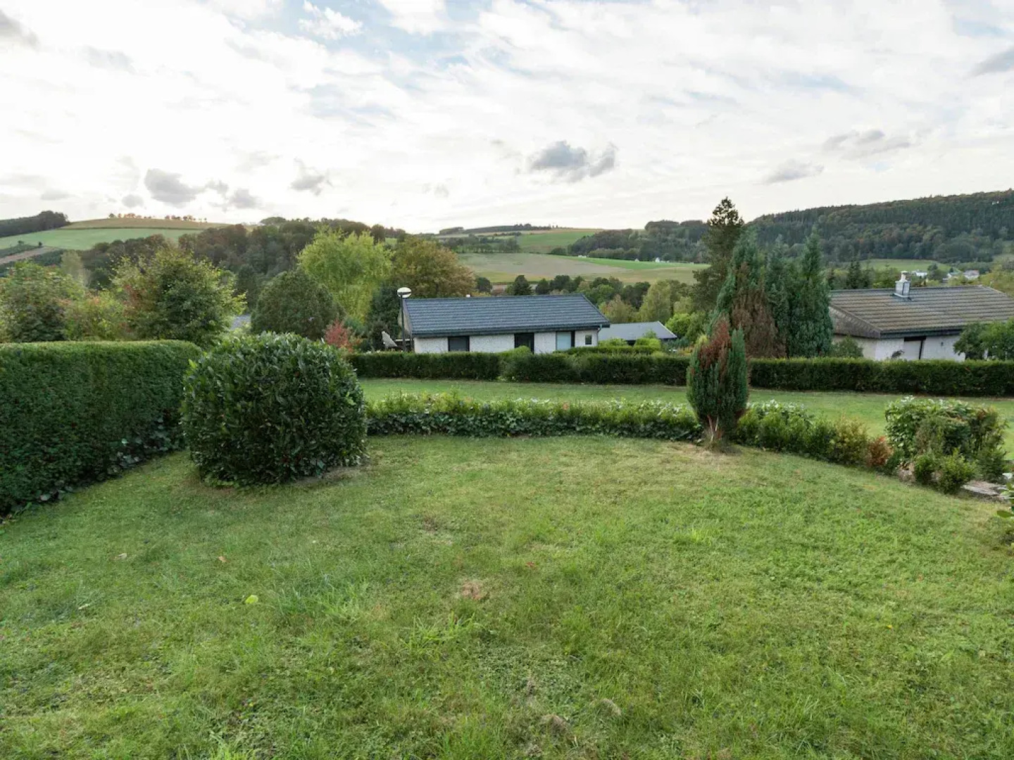 Ruhiger Bungalow am Hennesee mit Terrasse