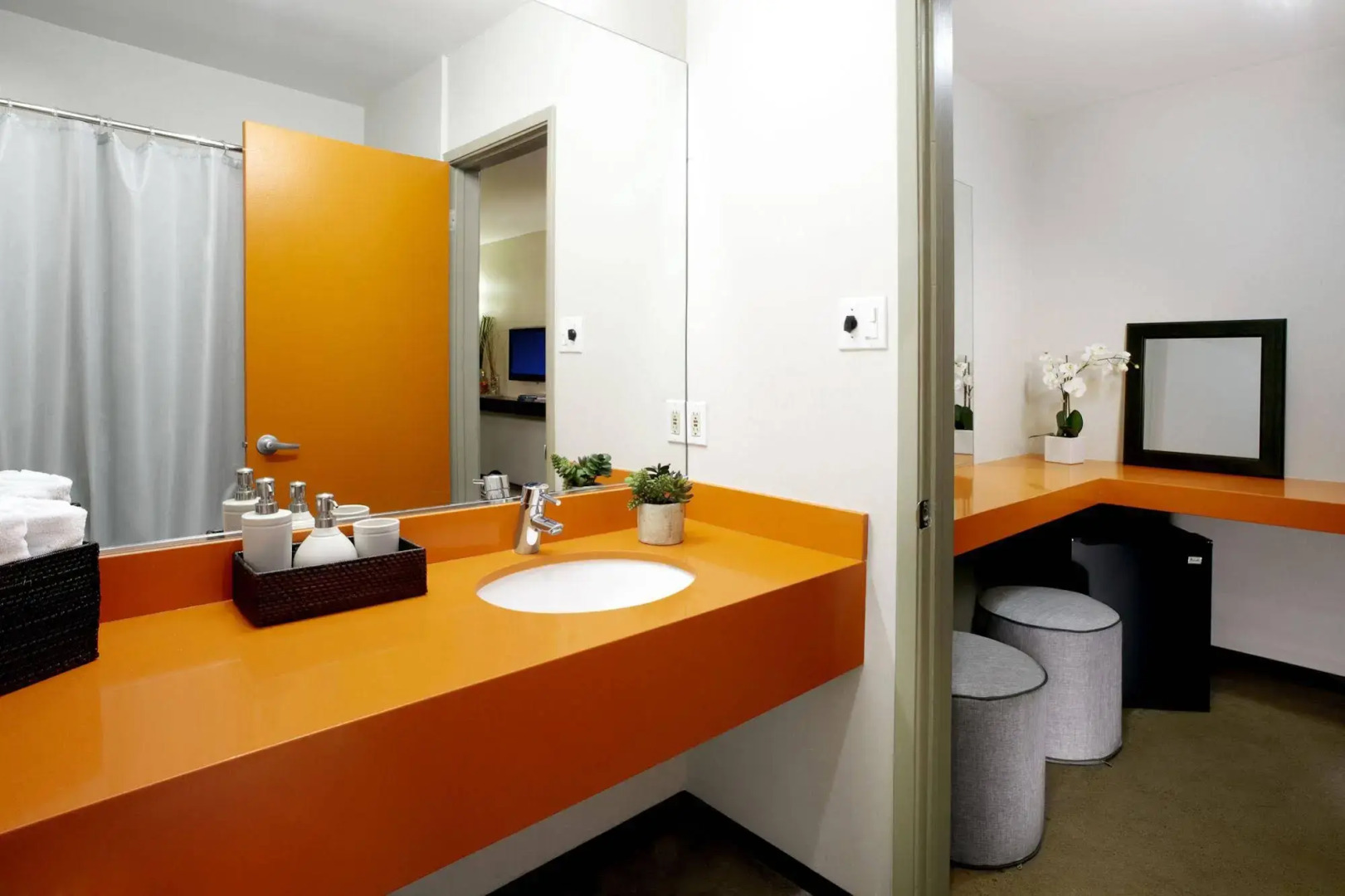 The Tangerine - A Burbank Hotel